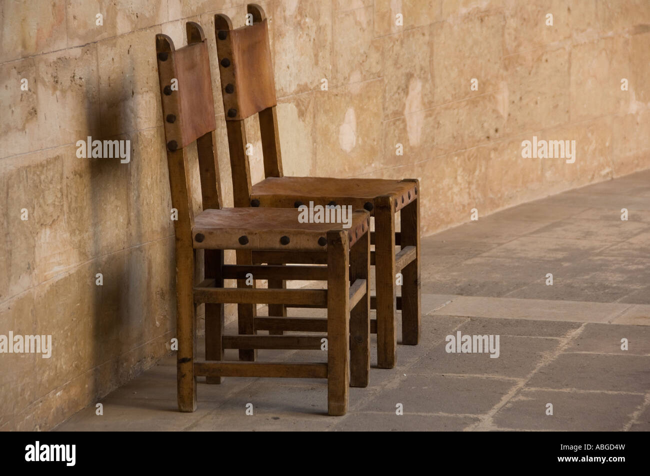 Vecchie sedie, Corte di Castell de Bellver, Maiorca, isole Baleari, Spagna Foto Stock