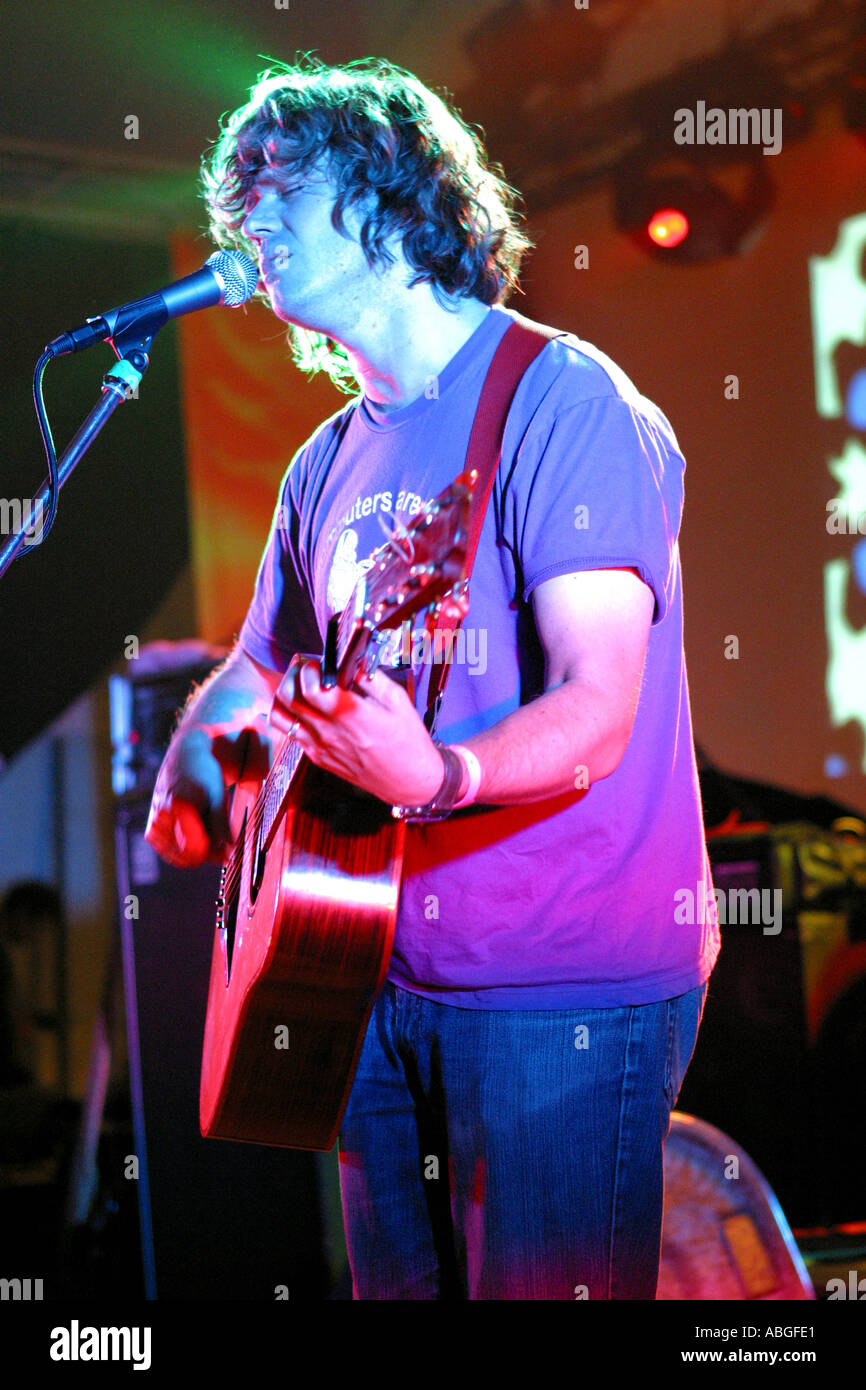 Iain Archer dal vivo presso il Surfers against Sewage sfera Settembre 2004 Foto Stock