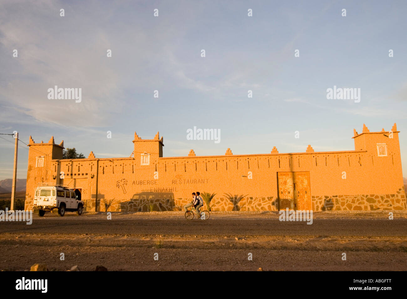 Tourist Land Rover parcheggiata fuori stile berbero auberge restaurant country guest house tramonto Nekob Marocco Foto Stock
