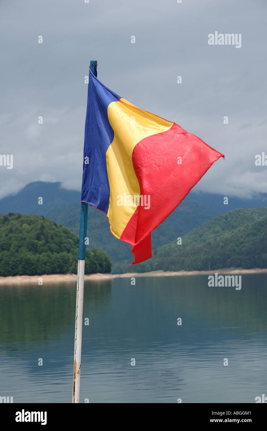 Bandiera rumena in volo da diporto sul lago Vidraru in Romania Foto Stock