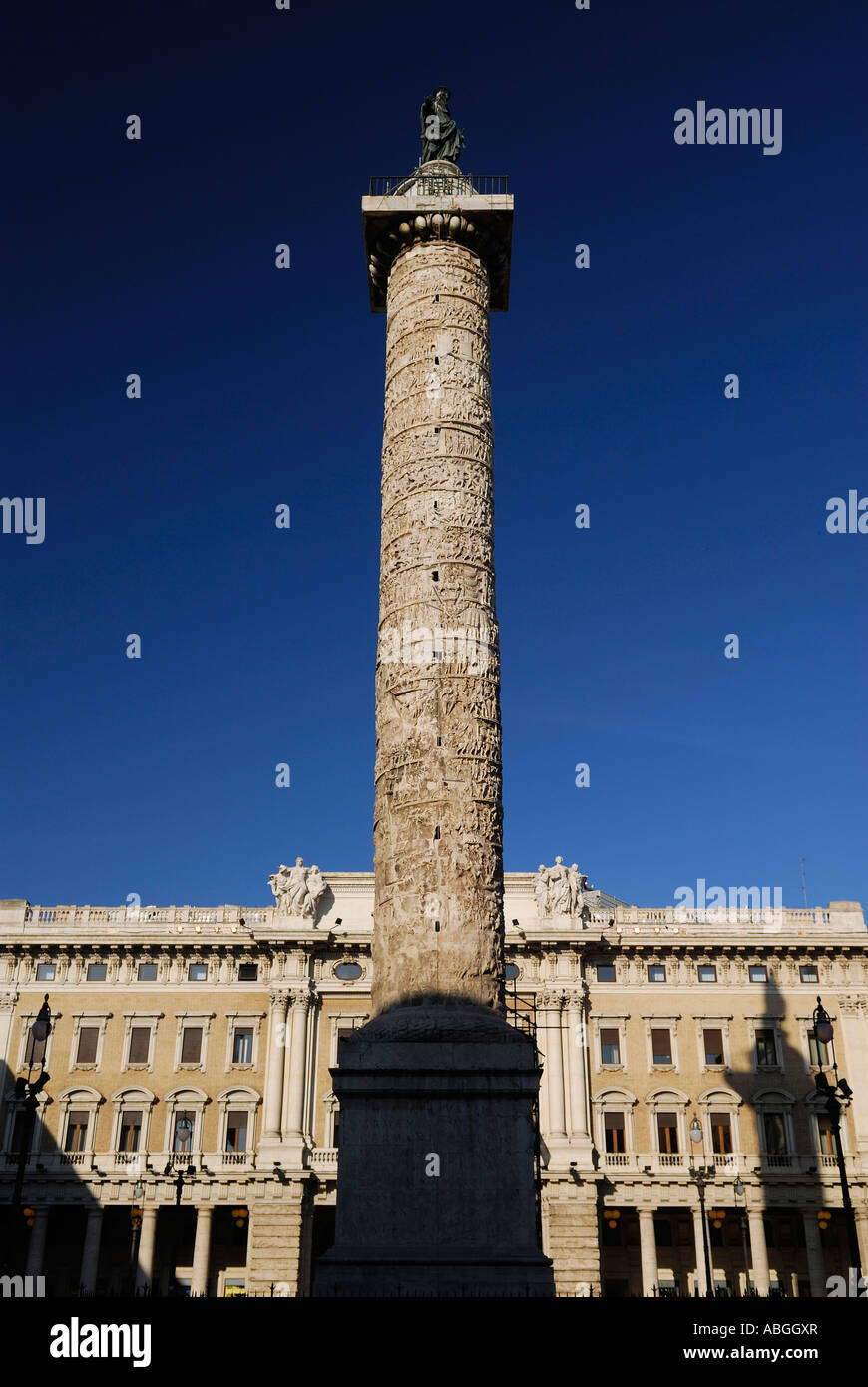 Colonna di Marco Aurelio in Piazza Colonna Roma Italia con cielo blu Foto Stock