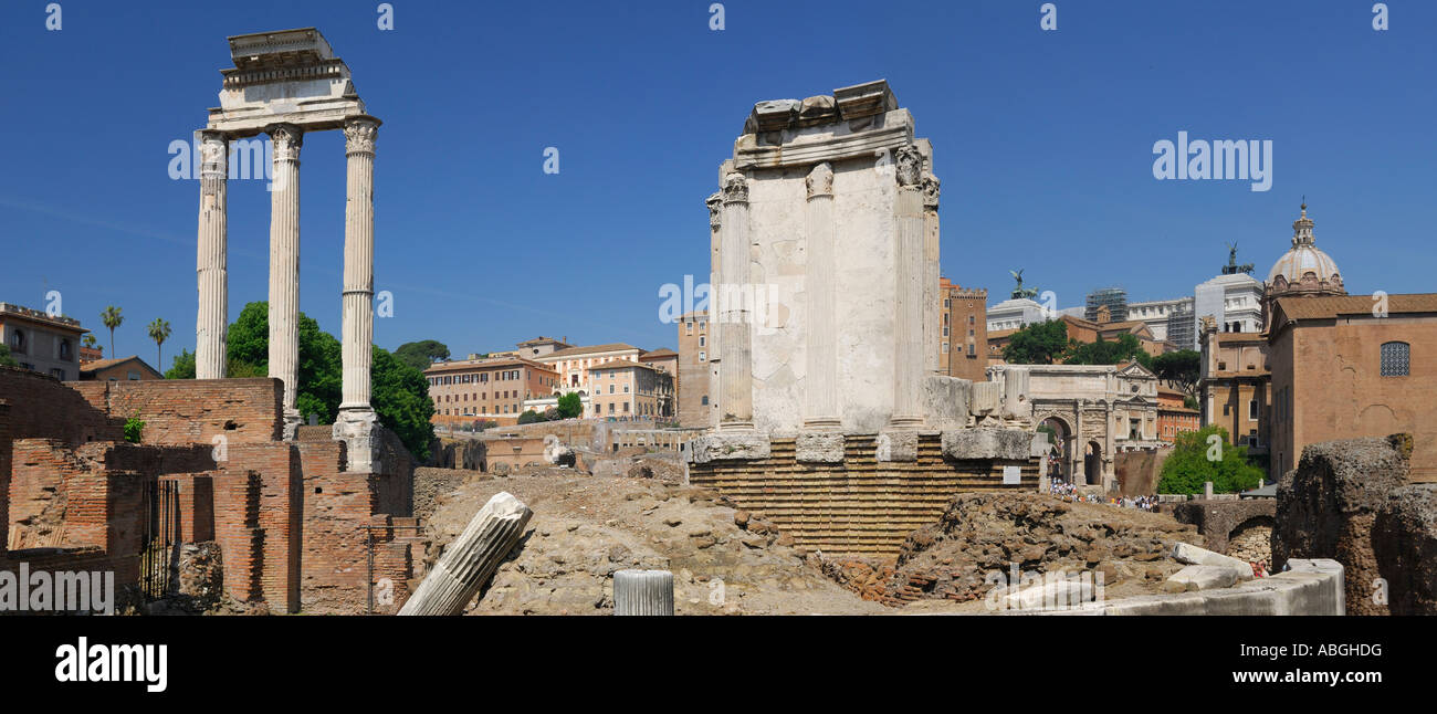 Panorama del tempio di Castore e Polluce e Atrium Vestae rovine Romane Roma Italia Foto Stock