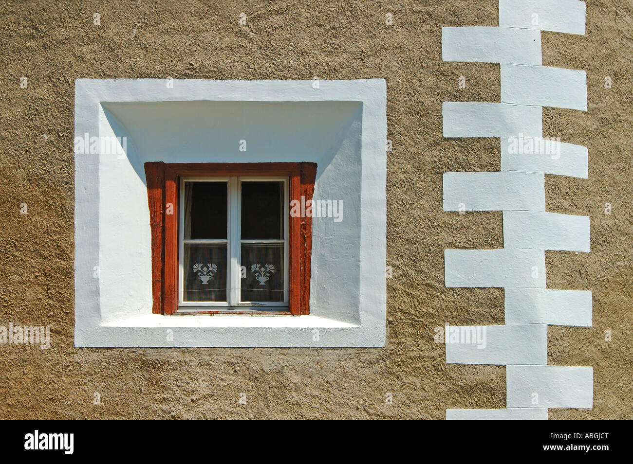 Finestra di una tipica casa engadinese, Zuoz Engadin, Grigioni, Svizzera Foto Stock