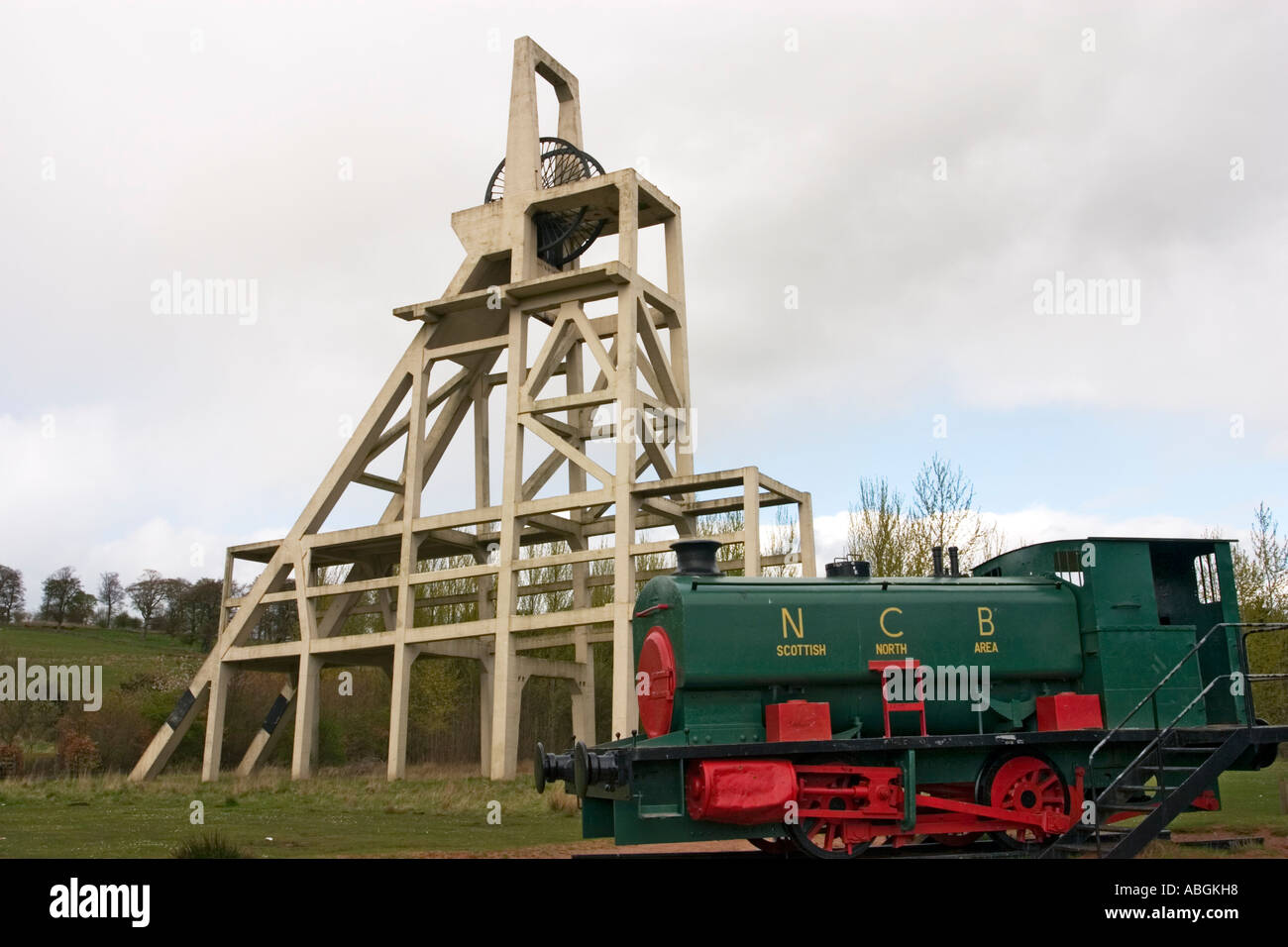 Annata di produzione del carbone la derivazione di treno a vapore il motore e la mia testa pit Foto Stock