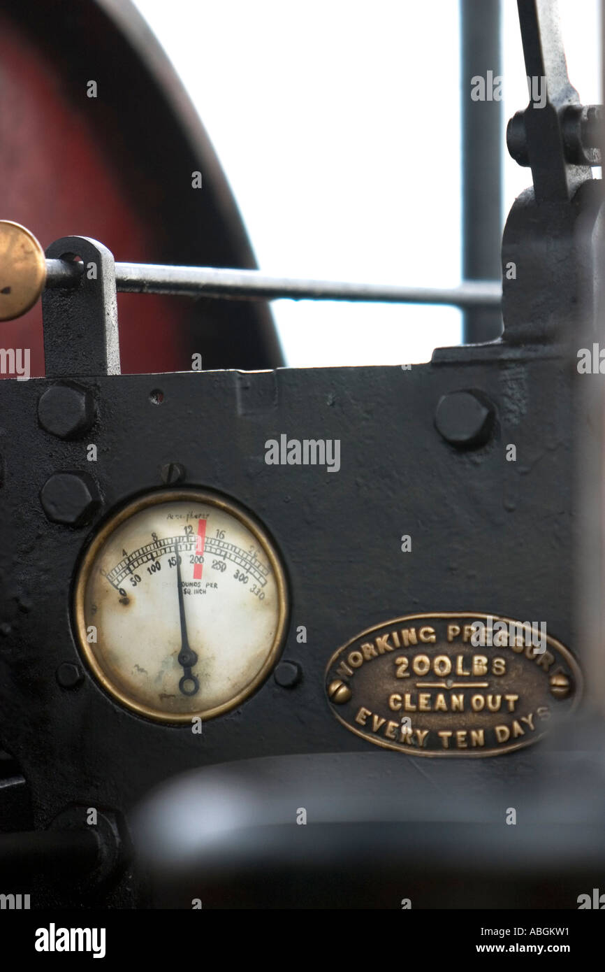 Vintage con trazione a vapore il motore il manometro e i controlli della caldaia Foto Stock
