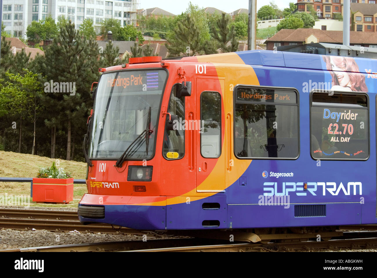 Un Supertram lavorando sulla ferrovia leggera nella città di Sheffield nello Yorkshire Regno Unito. Foto Stock