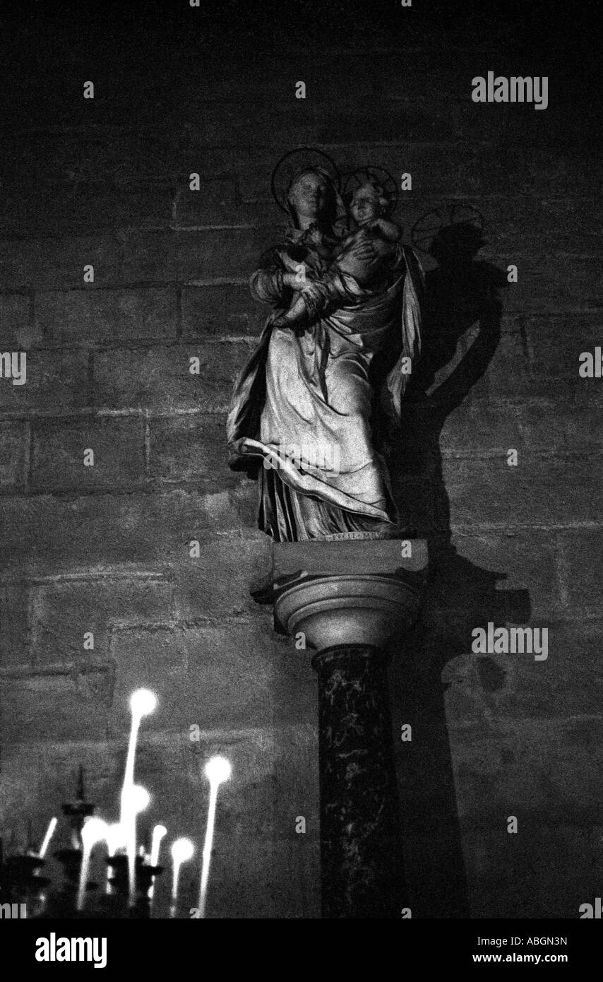 Madonna e candele nella cattedrale di Notre Dame Foto Stock