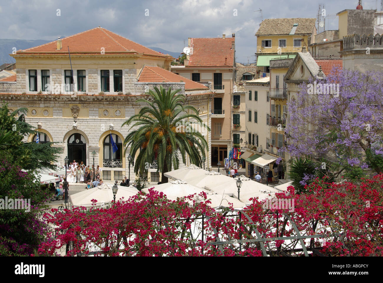 Corfu Grecia isola greca e alla Città Vecchia colorate buganvillee & restaurant le tettoie con gruppo di nozze che posano per una foto nella porta di Corfù Town Hall Foto Stock