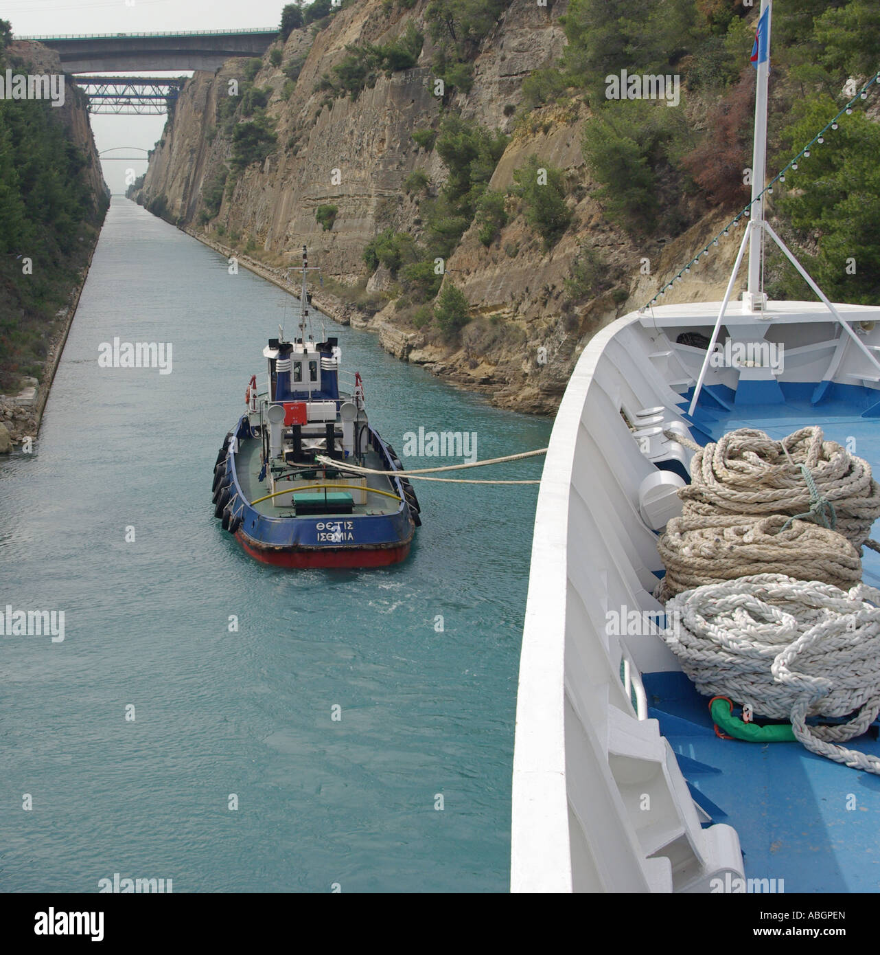 Grecia Canale di Corinto nave da crociera di passagio assistita dal rimorchiatore Foto Stock