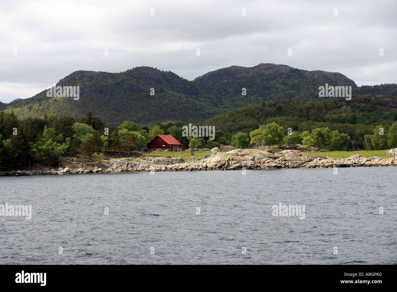 In mare aperto, fjord & montagna fuori di Stavanger, Norvegia Foto Stock