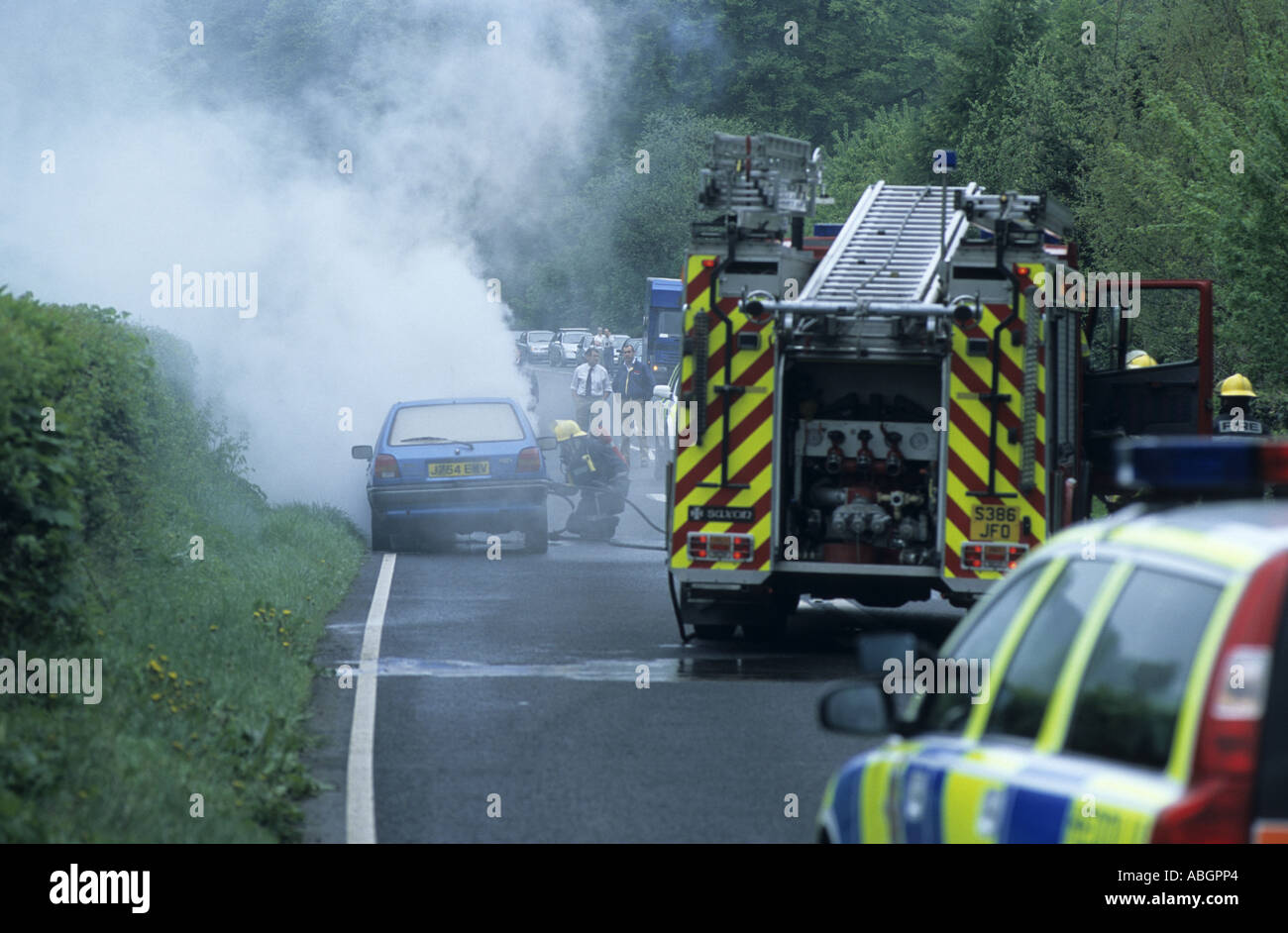 Macchina fuoco a cui hanno partecipato i servizi di emergenza sulla A40 road, Powys, Wales, Regno Unito Foto Stock