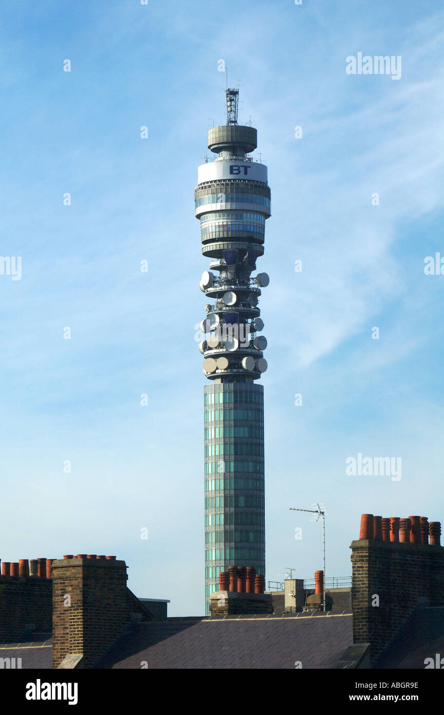 BT British Telecom Tower Londra Inghilterra visualizzata su tetti Foto Stock