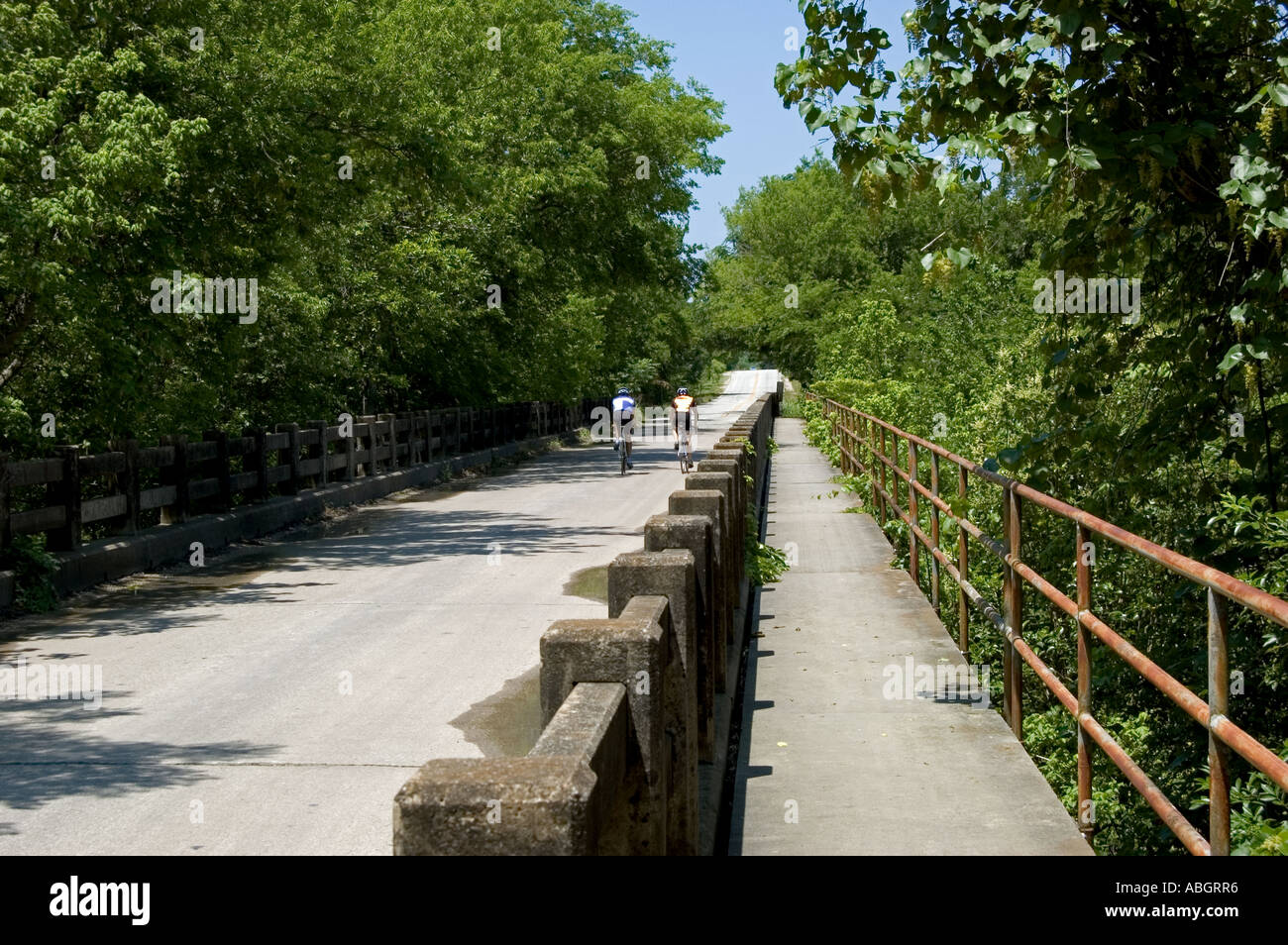 I ciclisti del paese ponte stradale Foto Stock