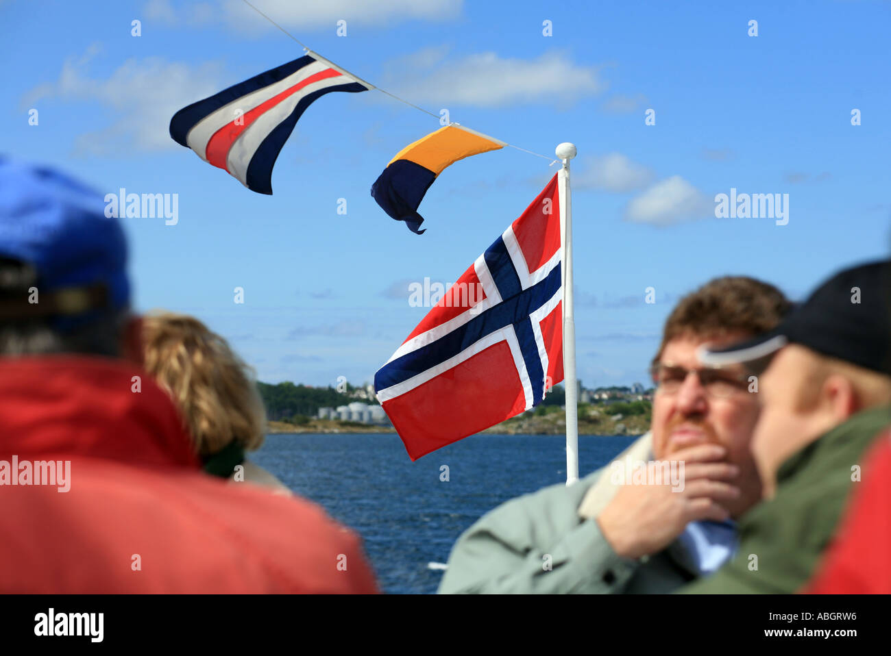 Bandiera norvegese più turisti Foto Stock