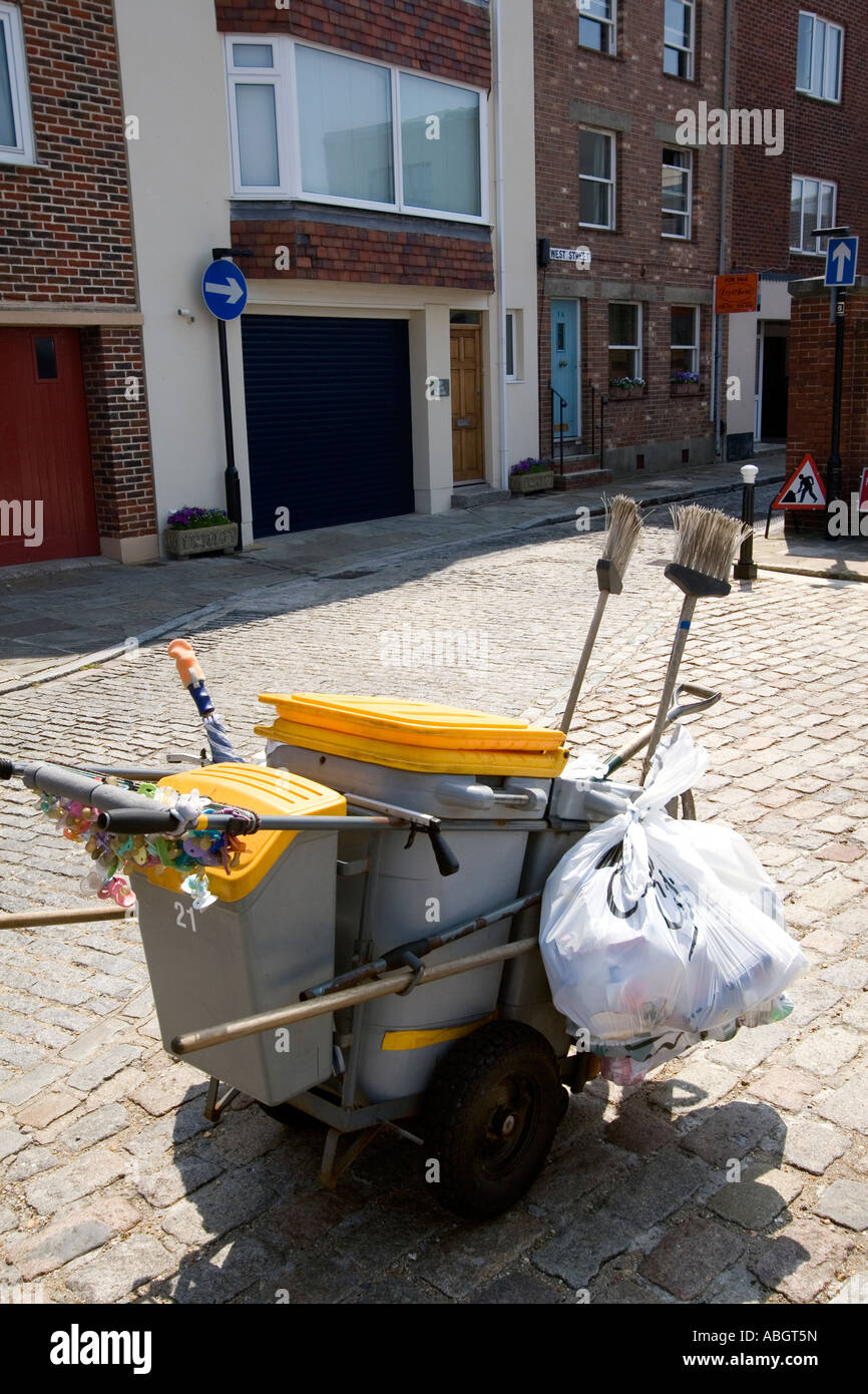 Raccolta rifiuti carrello carrello Old Portsmouth Hampshire REGNO UNITO Foto Stock