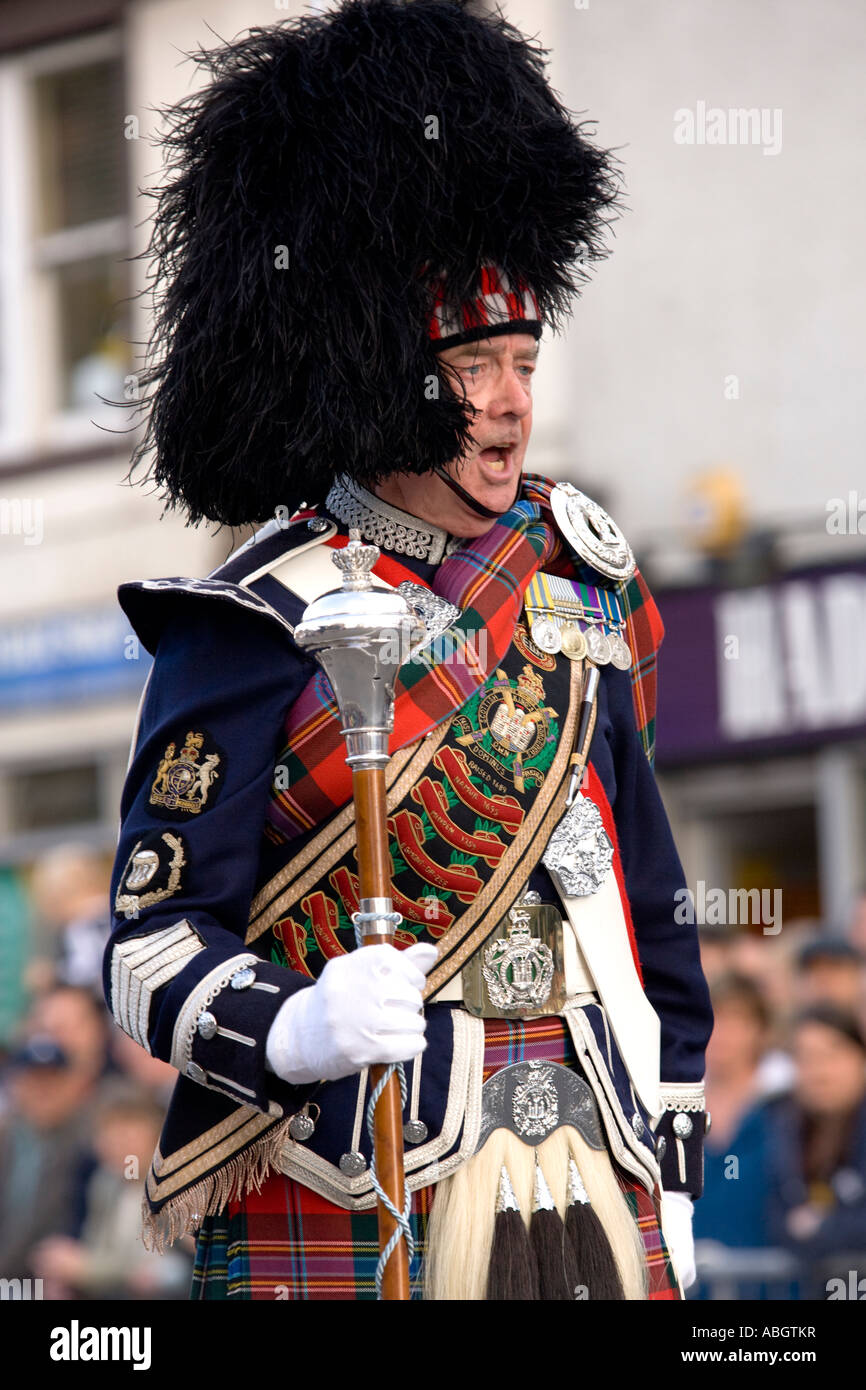 Il Pipe Major in completo abito militare kilt sporran e recare la pelle hat Annan a cavallo delle Marche Dumfriesshire Scotland Regno Unito Foto Stock