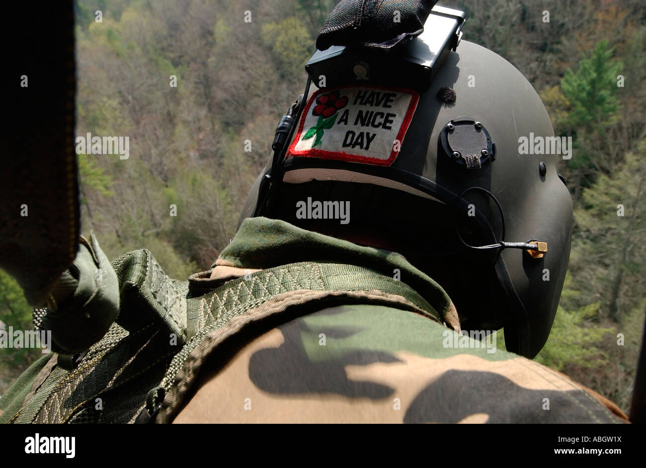 Un U.S. Esercito Nazionale Guardsman si affaccia un UH-60 Black Hawk elicottero durante una ricerca e salvataggio di esercizio Foto Stock