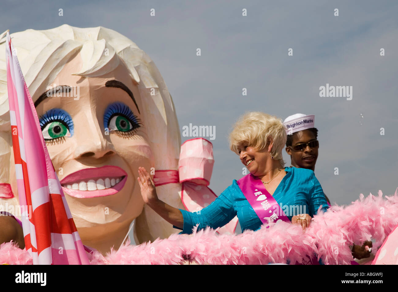 Barbara Windsor lookalike sul galleggiante durante il Pride Parade 2006 Brighton con un riporto sul tema della pellicola Foto Stock