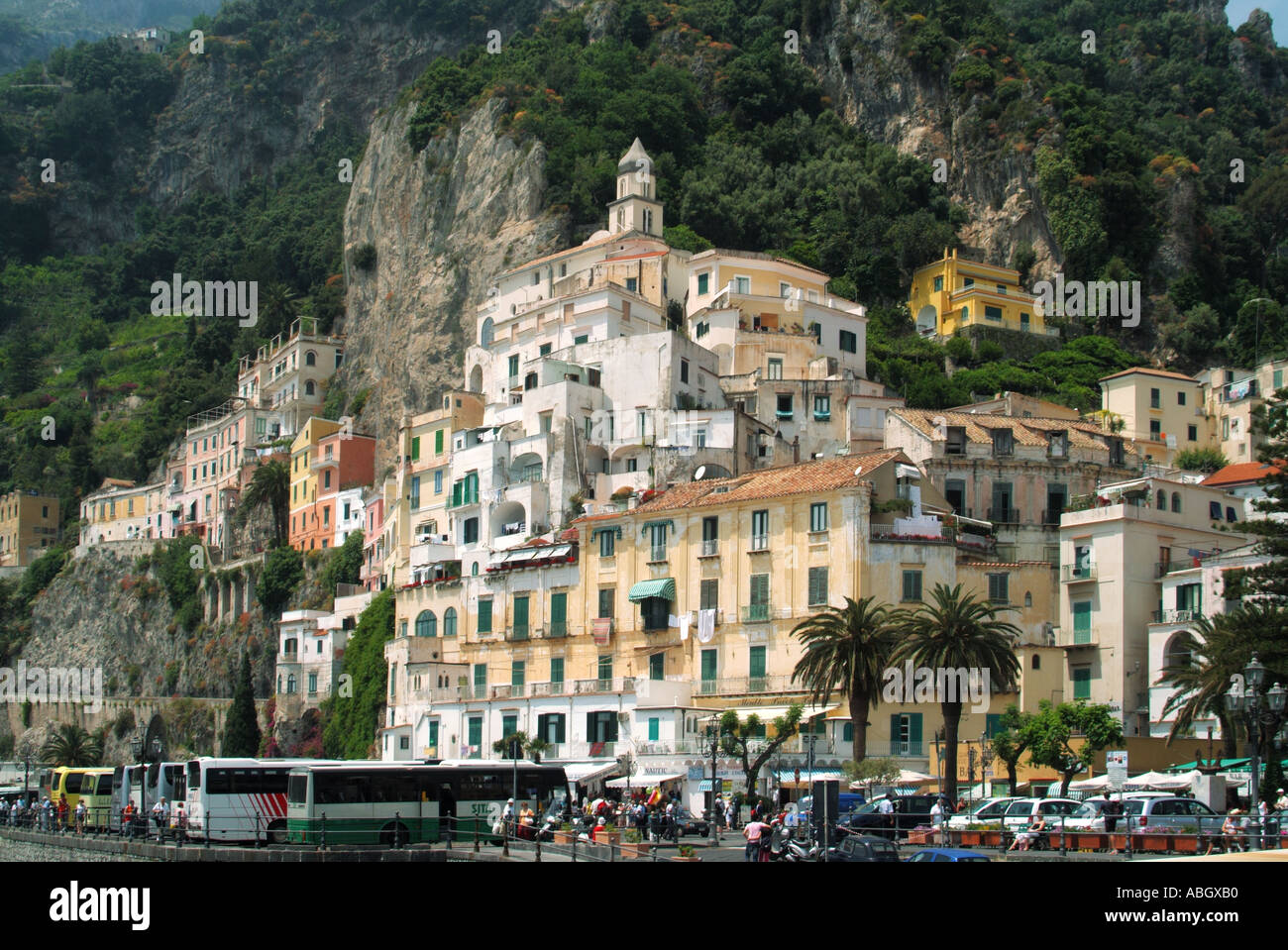 Vista sul mare della città di Amalfi dal Mar Tirreno nel Golfo di Salerno, parcheggio sul litorale di carrozze colline e paesaggio montano sullo sfondo della Campania Italia Foto Stock