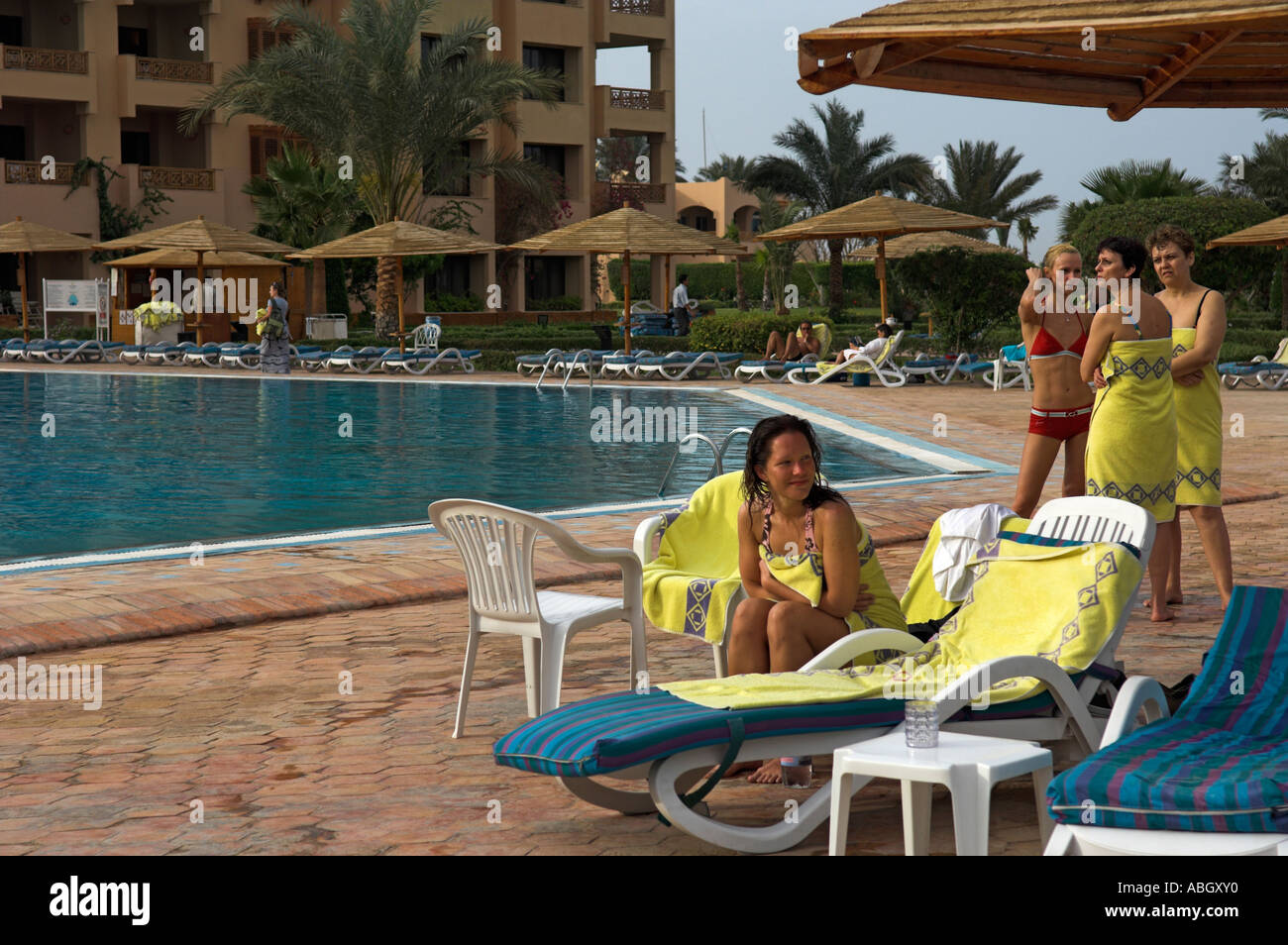 Gli ospiti intorno a bordo piscina di Intercontinental Resort Casino Hurghada Egitto Foto Stock