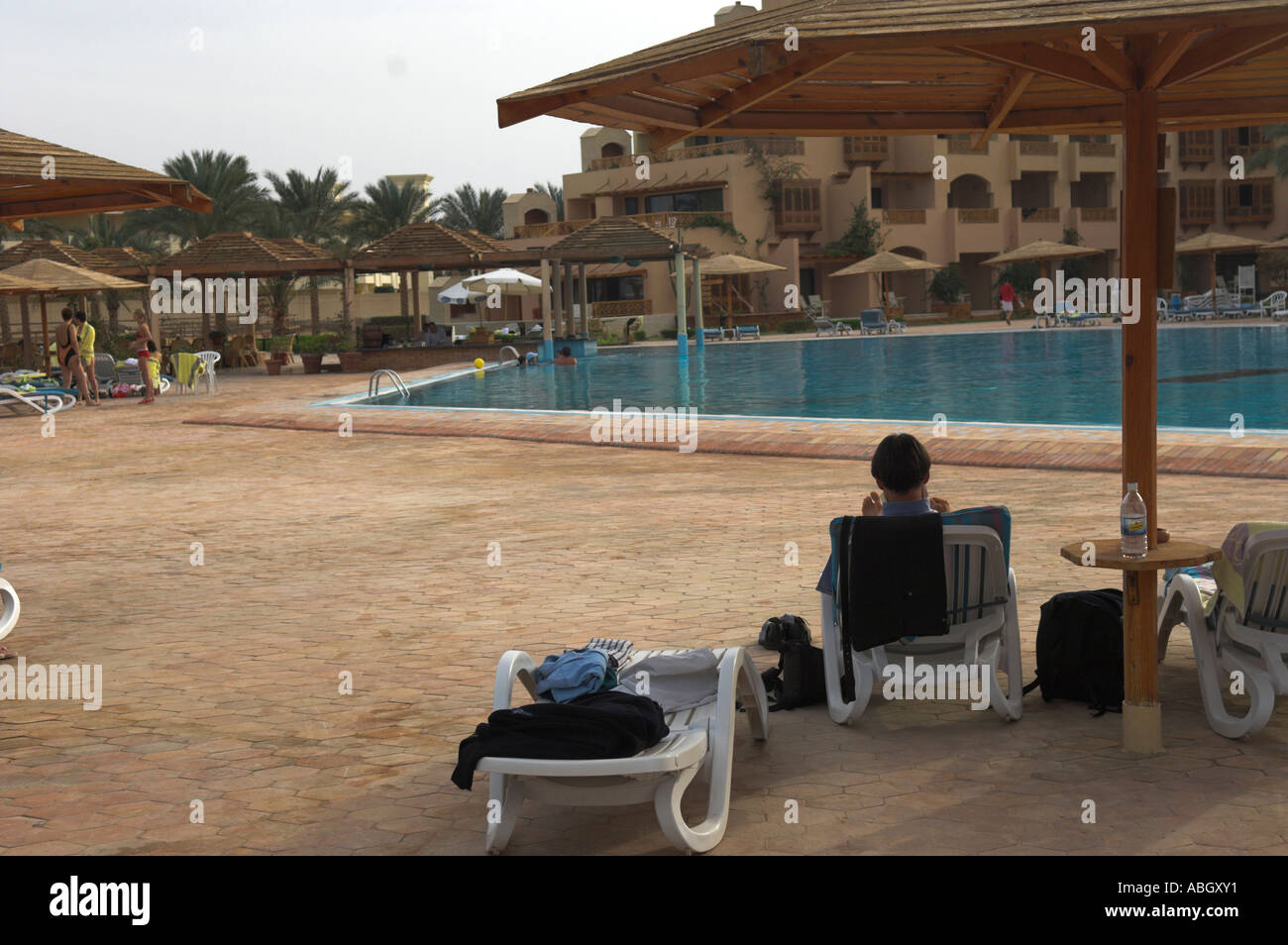 Gli ospiti intorno a bordo piscina di Intercontinental Resort Casino Hurghada Egitto Foto Stock