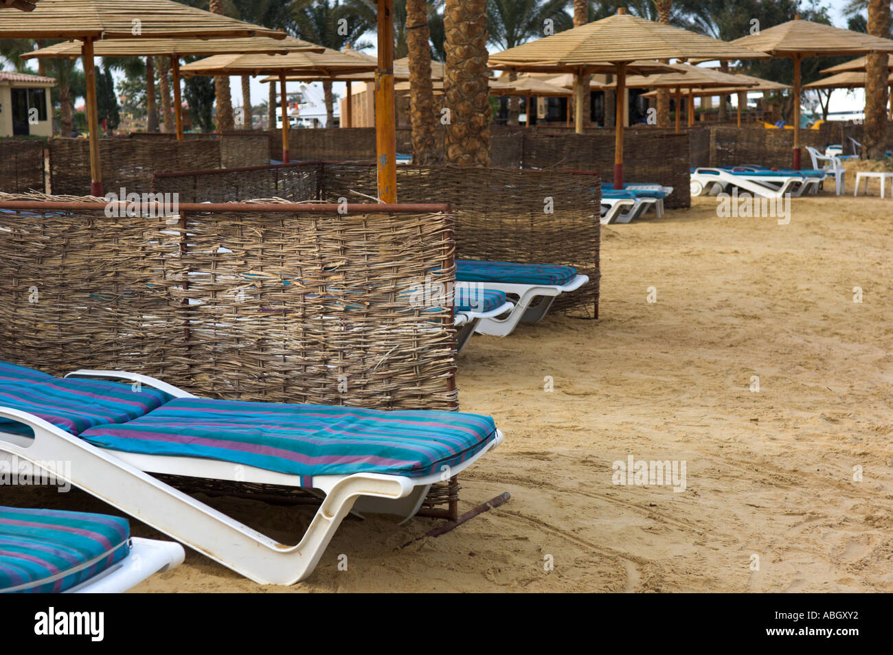 "Vento shelters' e sdraio sulla spiaggia di Intercontinental Resort Casino Hurghada Egitto Foto Stock