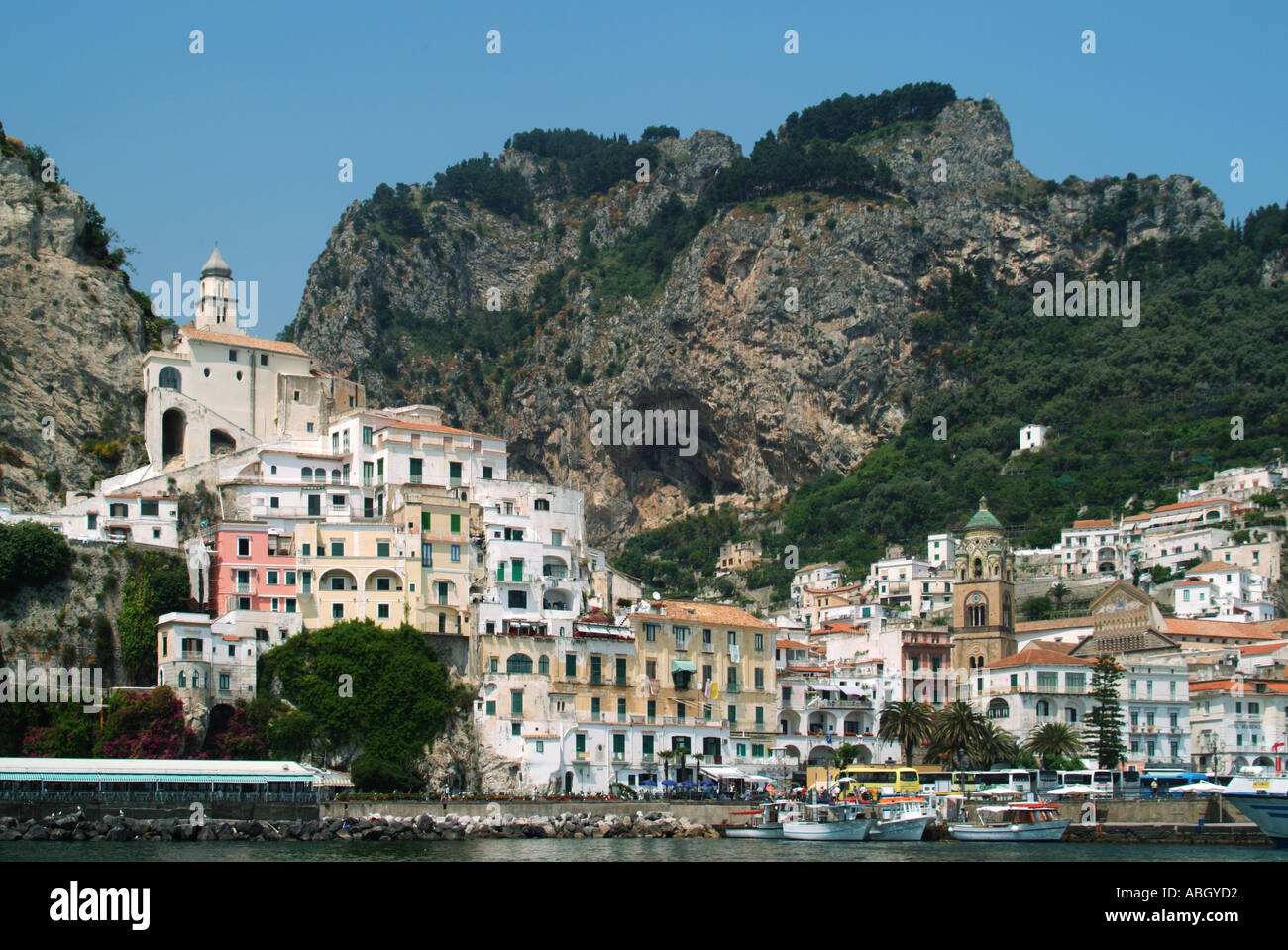 Costiera di Amalfi, storica cattedrale medievale cattolica romana e campanile racchiusi in piccoli edifici costieri, molo per barche Salerno Campania EU Foto Stock