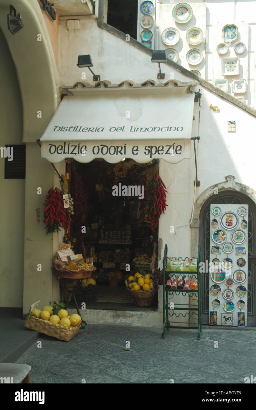 Piazza del Duomo Amalfi mostra a parete ceramiche e insegna d'ingresso al negozio di delizie odori e spezie a Salerno Campania Foto Stock