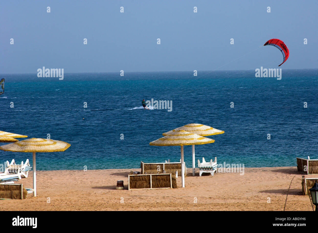 Mare e spiaggia con ombrellone e due kite surfers Intercontinental Resort Casino Hurghada Egitto Foto Stock