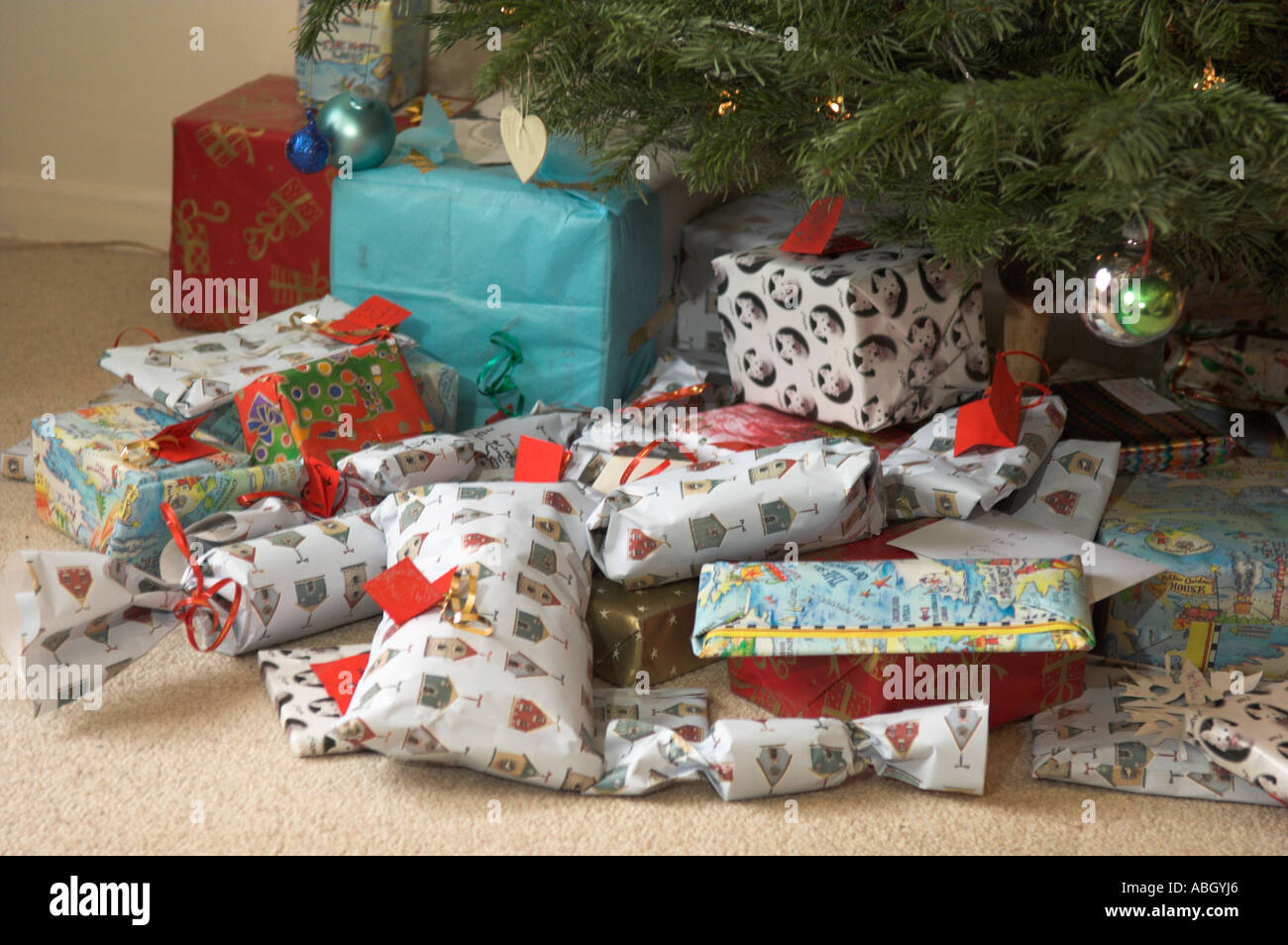 I regali di Natale sotto agli alberi con luci e presenta Foto Stock