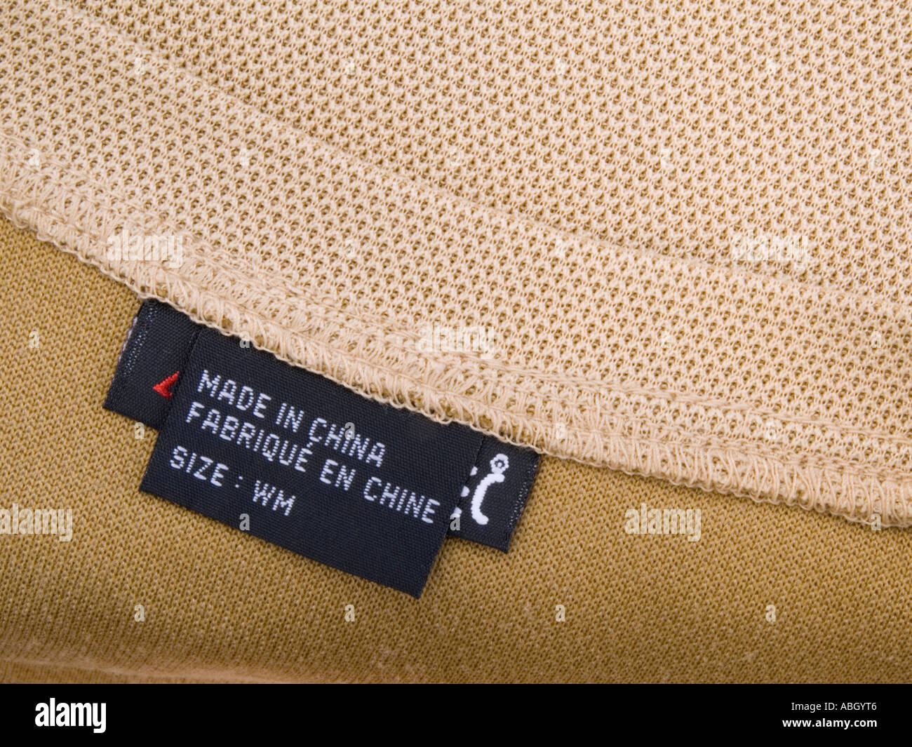 Abbigliamento nero etichetta nel chiudere con le parole in inglese e francese sul marrone pallido sommità colorata 'made in China'. Inghilterra, Regno Unito Foto Stock