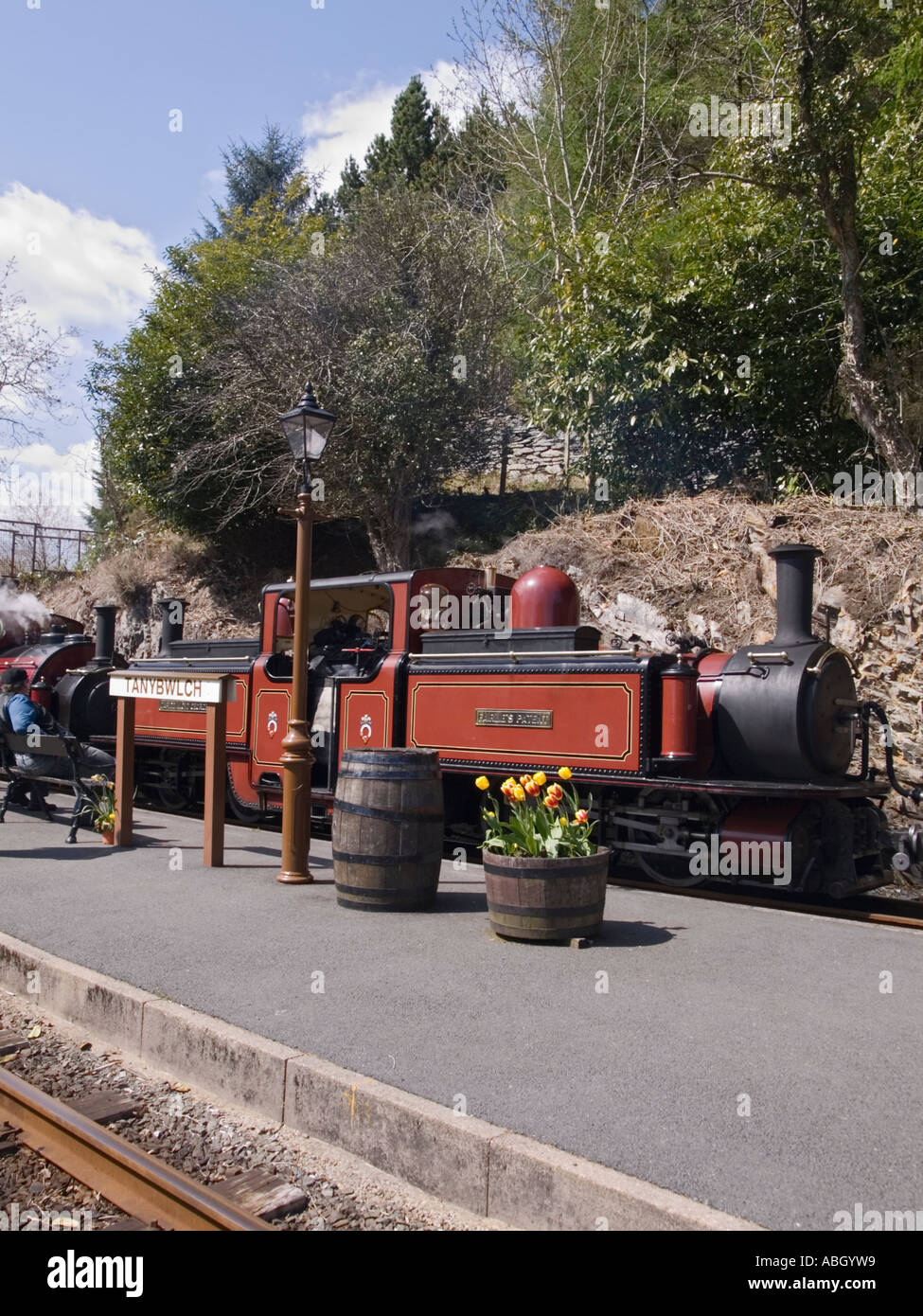 Red motore a vapore 'Dafydd Lloyd George' di Tan-y-Bwlch stazione sul patrimonio a scartamento ridotto Ffestiniog Railway Foto Stock