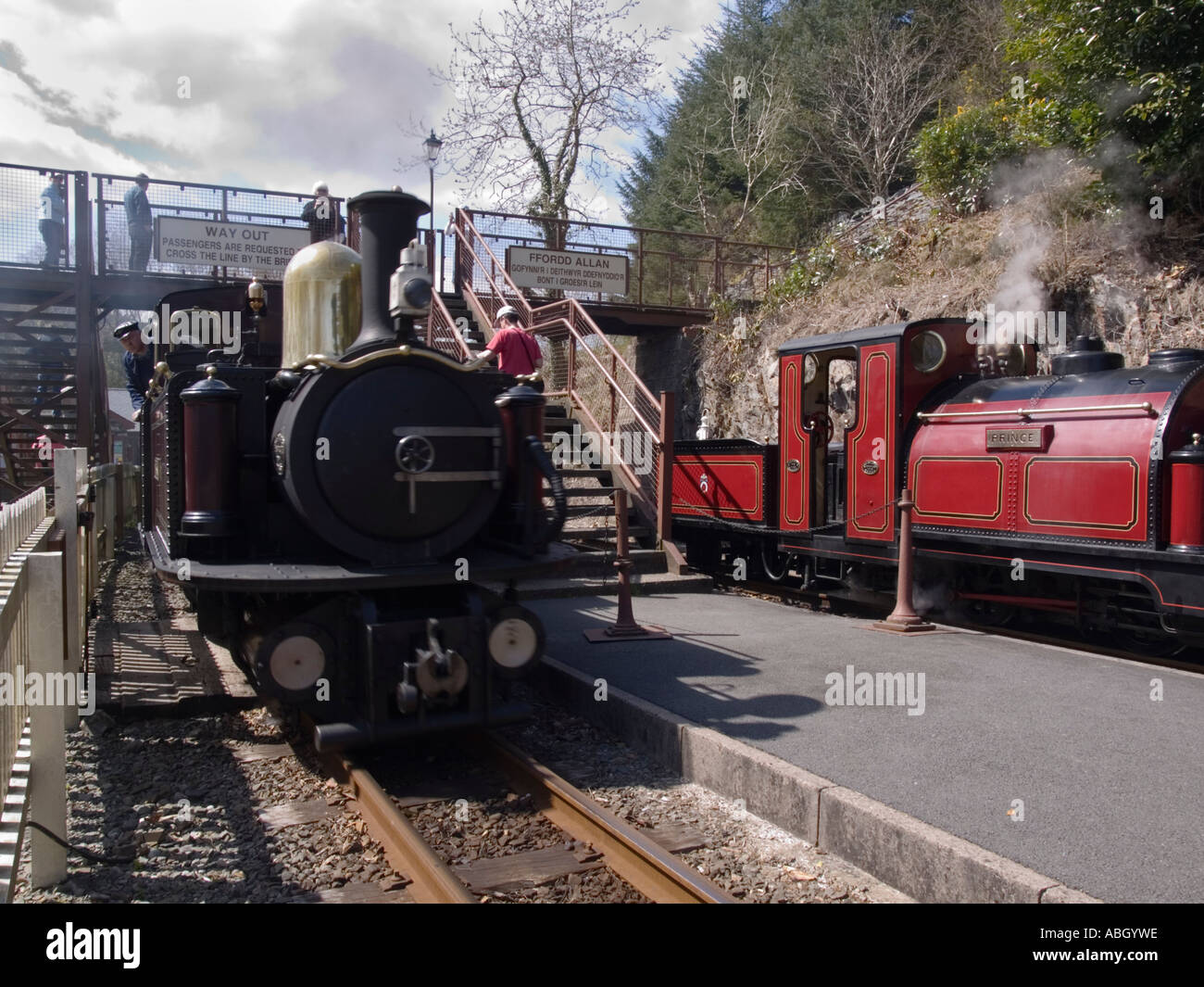 Motore a vapore entrando in stazione sul patrimonio a scartamento ridotto Ffestiniog Railway. Tan-y-Bwlch Gwynedd North Wales UK Foto Stock