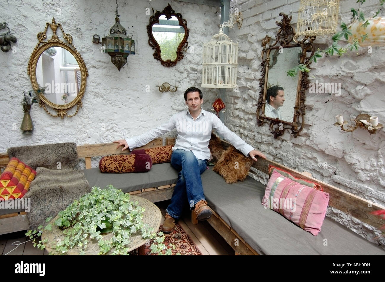 Designer e architetto Oliver Heath il presentatore del programma TV case da sogno in casa sua in Brighton Foto Stock