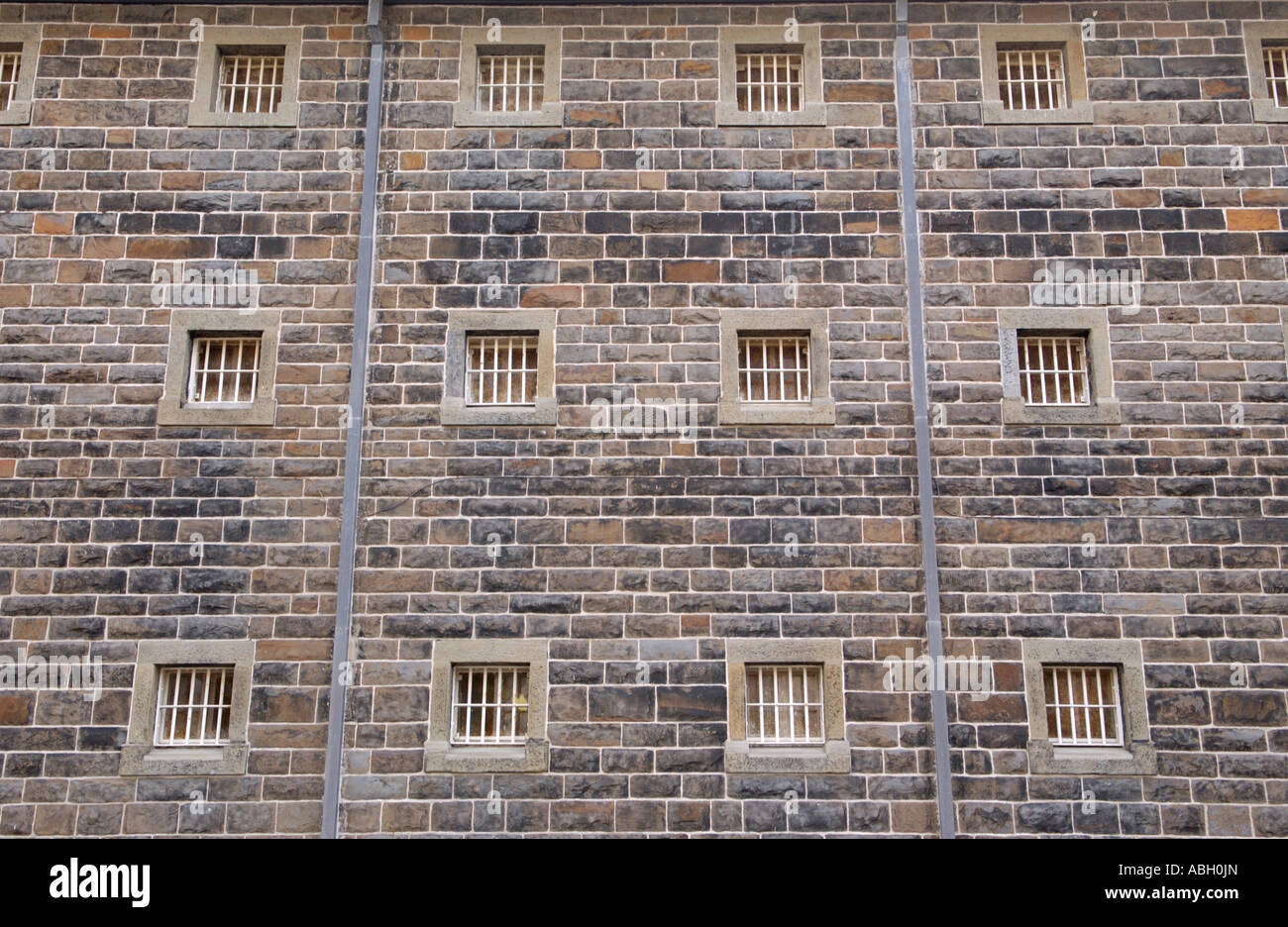 Vista esterna del parafango cellblock entro le mura della prigione di Cardiff South Wales UK Foto Stock