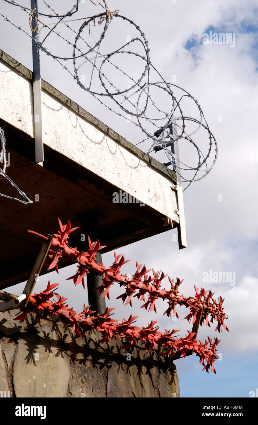 Filo di rasoio misure di sicurezza a scorrere verso il basso lo shopping center su Gurnos Station Wagon Merthyr Tydfil South Wales UK Foto Stock