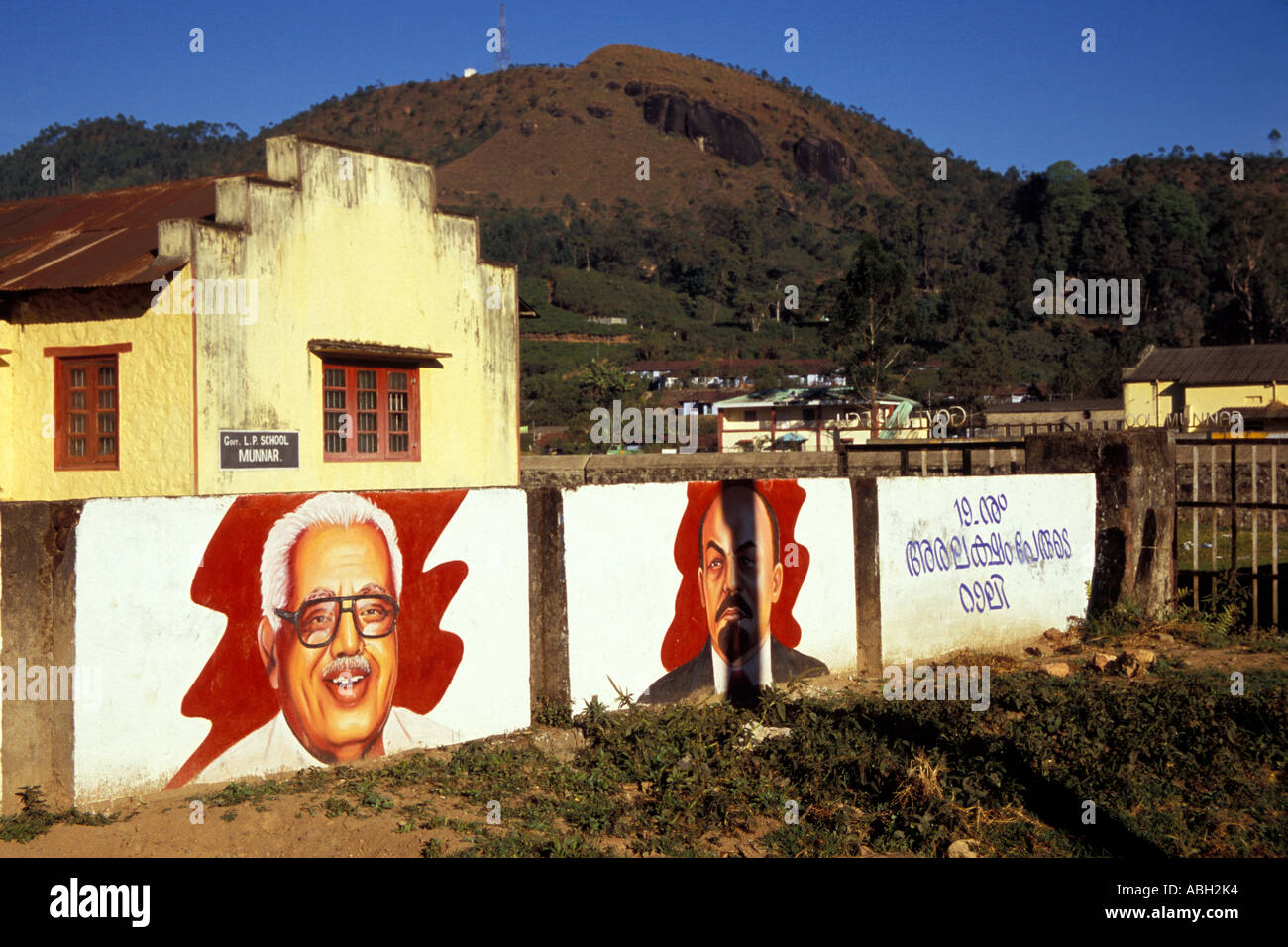 Murales di E. K. Nayanar (Partito Comunista dell'India - Marxista) e Lenin al di fuori della scuola, Munnar, Kerala, India del Sud Foto Stock