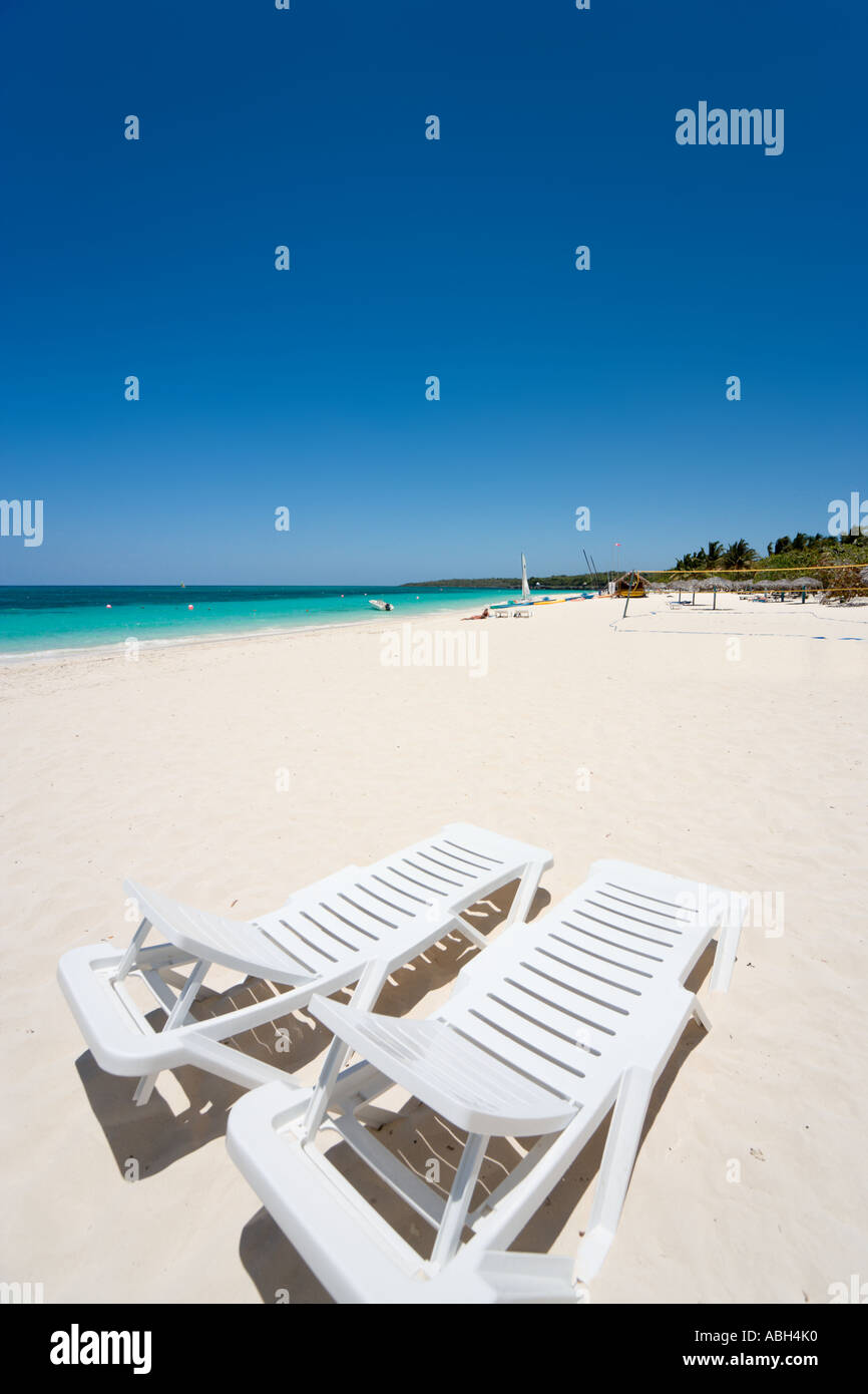 Svuotare i lettini prendisole sulla spiaggia a Playa Esmeralda, Guardalavaca, Holguin, Cuba, Caraibi Foto Stock