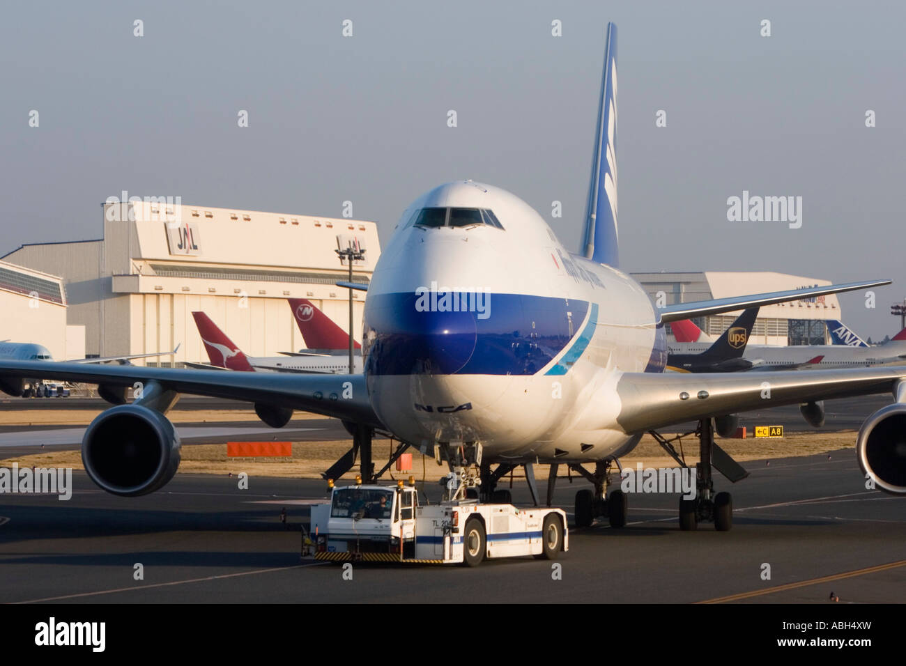 Nippon Cargo Airlines Boeing 747 cargo trainati da tug Tokyo aeroporto internazionale Narita Giappone Foto Stock