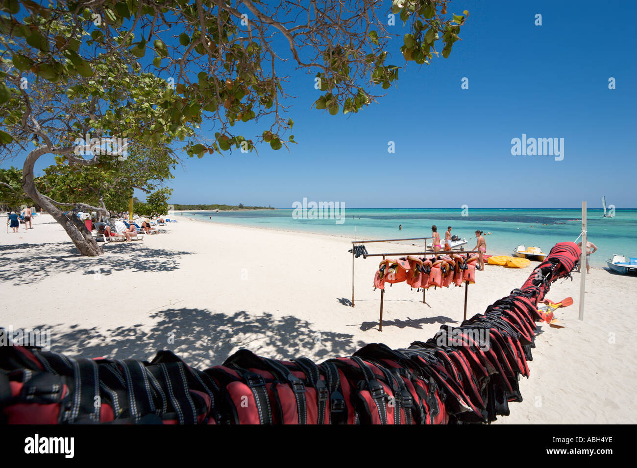 I giubbotti di salvataggio al di fuori su Playa Yuraguana fuori Albergo Occidental Grand Playa Turquesa, Guardalavaca, Holguin, Cuba, Caraibi Foto Stock