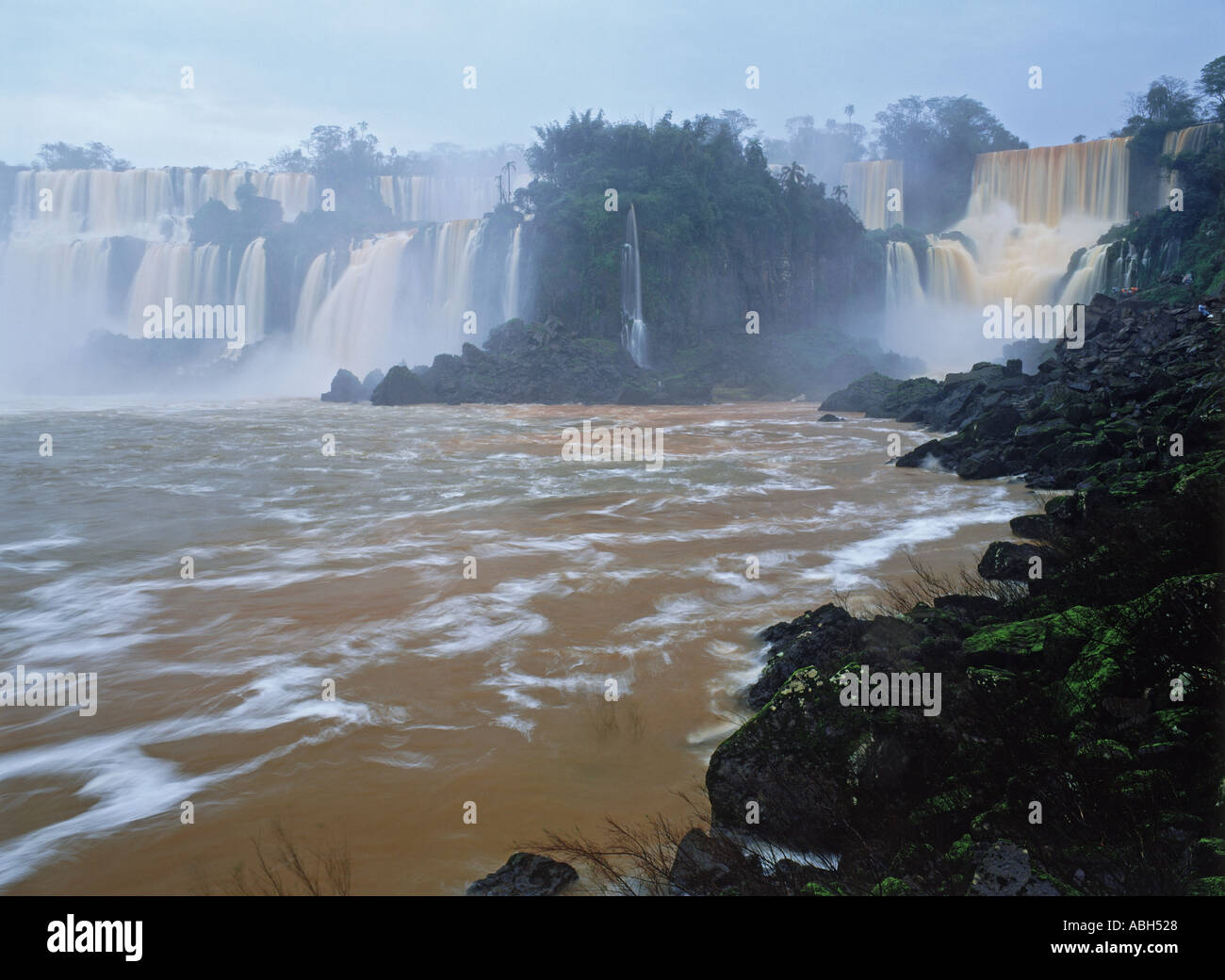 Cascate di Iguassù tra Argentina e Brasile Foto Stock