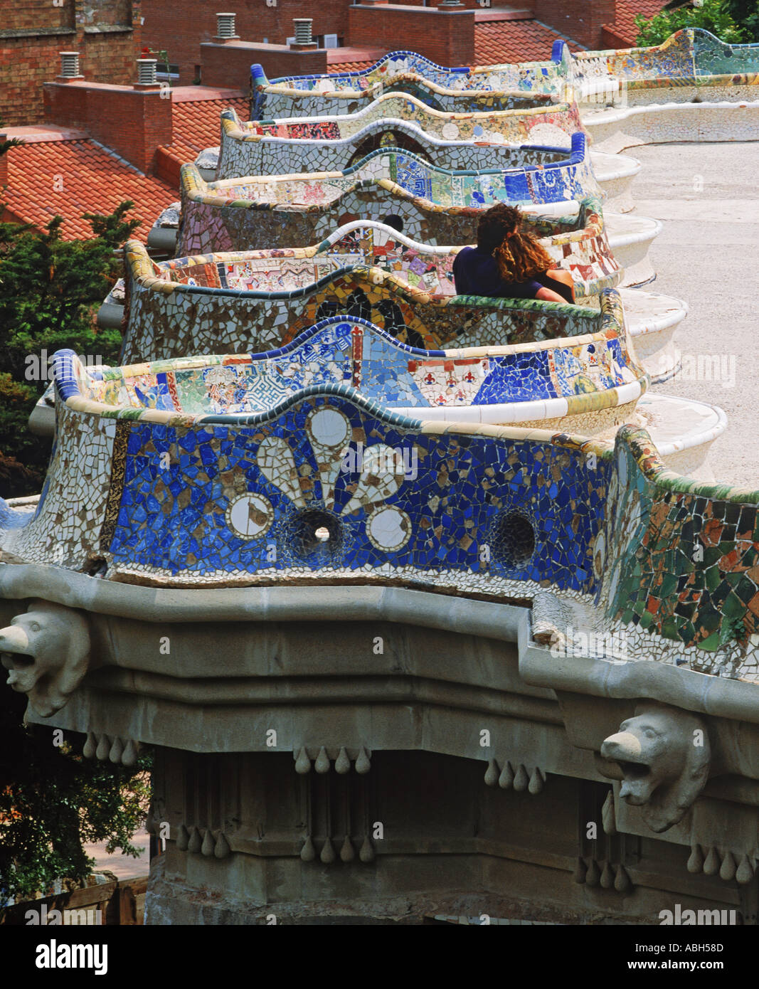 Giovane sulla piastrella Mosaico banco di Antonio Gaudi a Parco Guell di Barcellona Spagna Foto Stock
