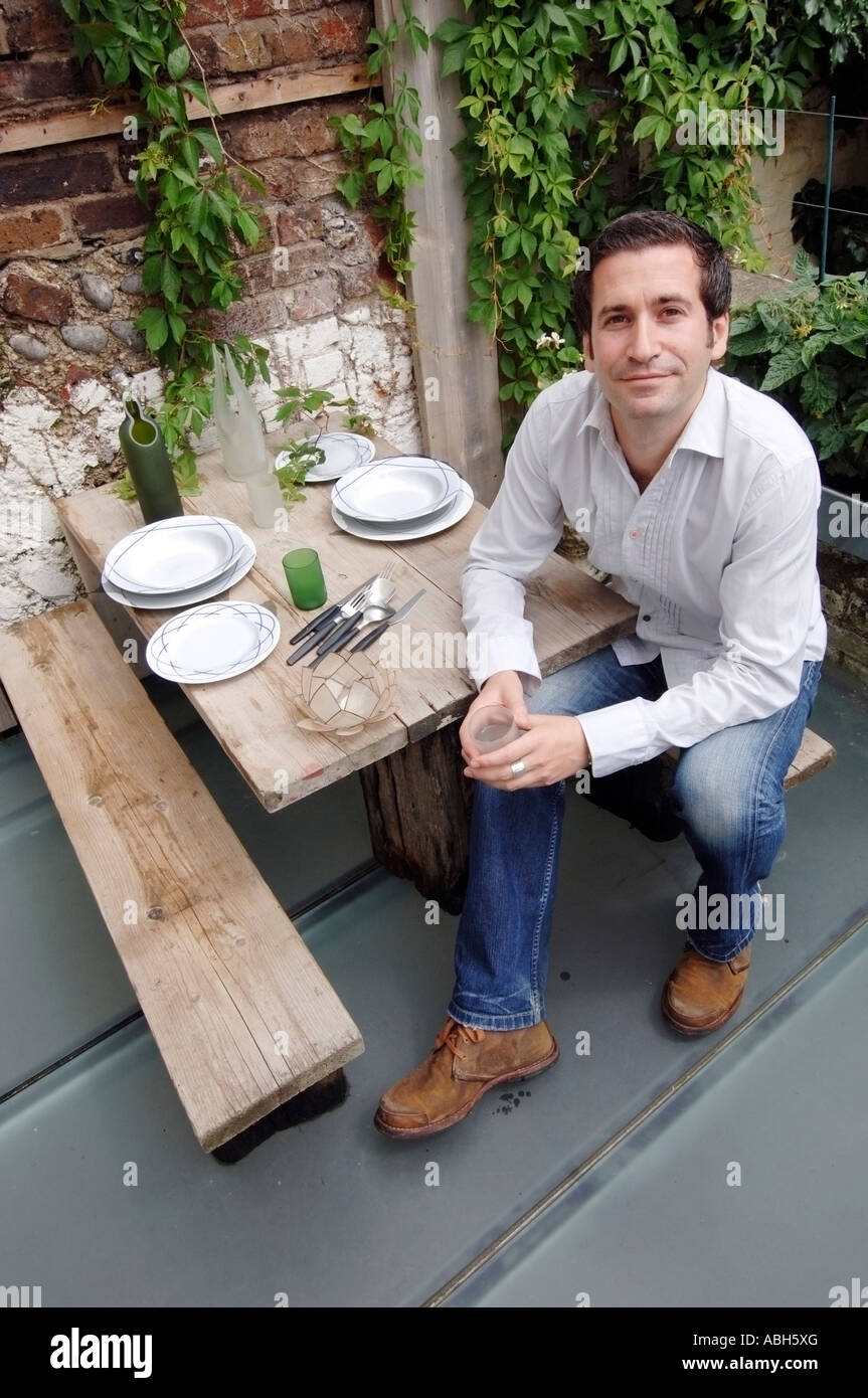 Designer e architetto Oliver Heath il presentatore del programma TV case da sogno in casa sua in Brighton Foto Stock