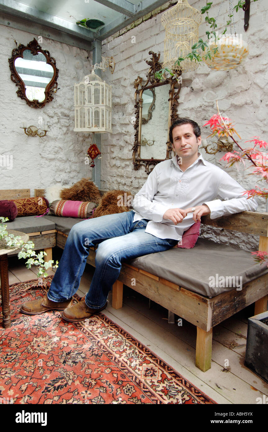 Designer e architetto Oliver Heath il presentatore del programma TV case da sogno in casa sua in Brighton Foto Stock