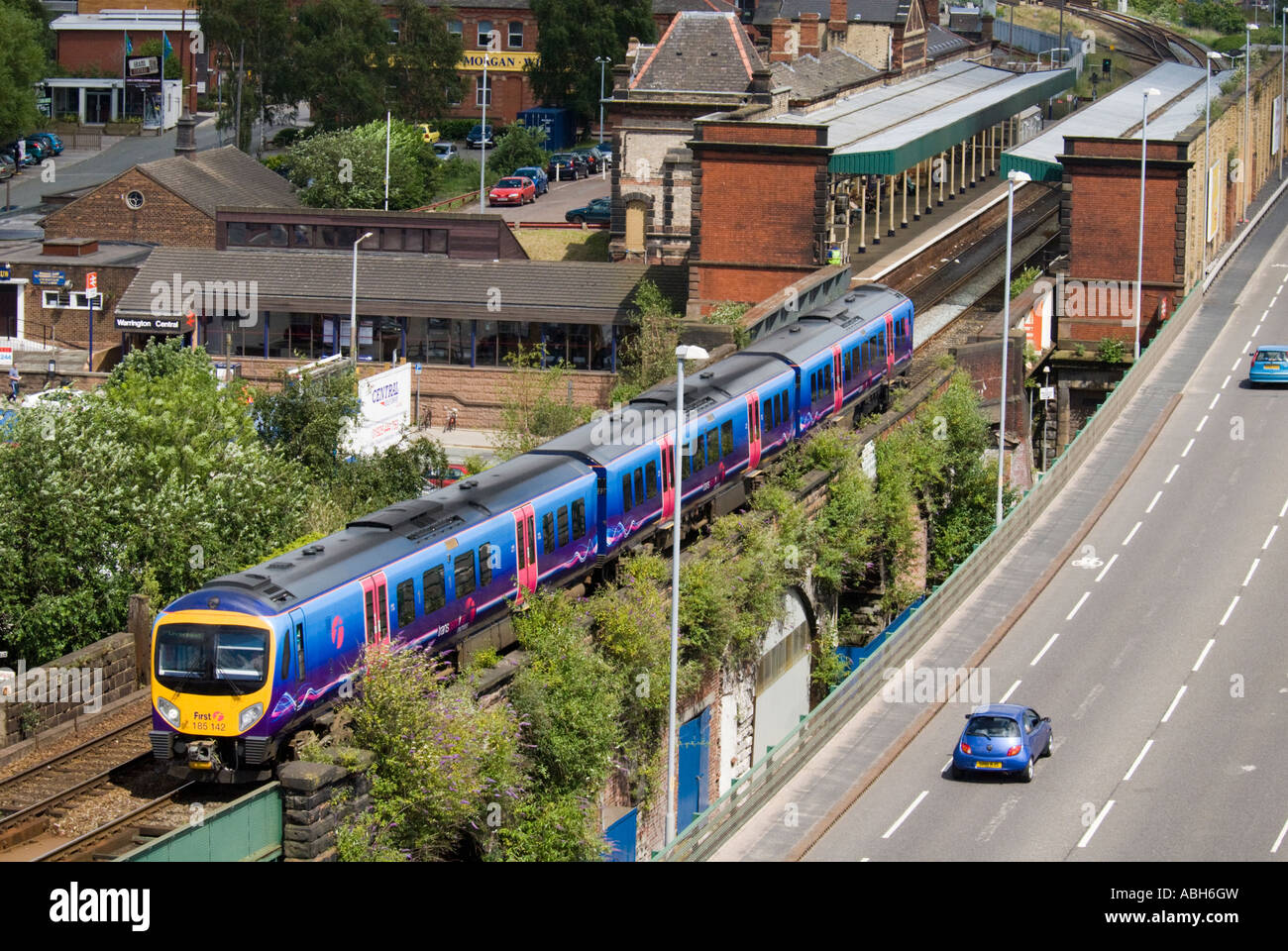 Un primo North Western Trans Pennine Express lascia Warrington stazione centrale in direzione ovest. Foto Stock