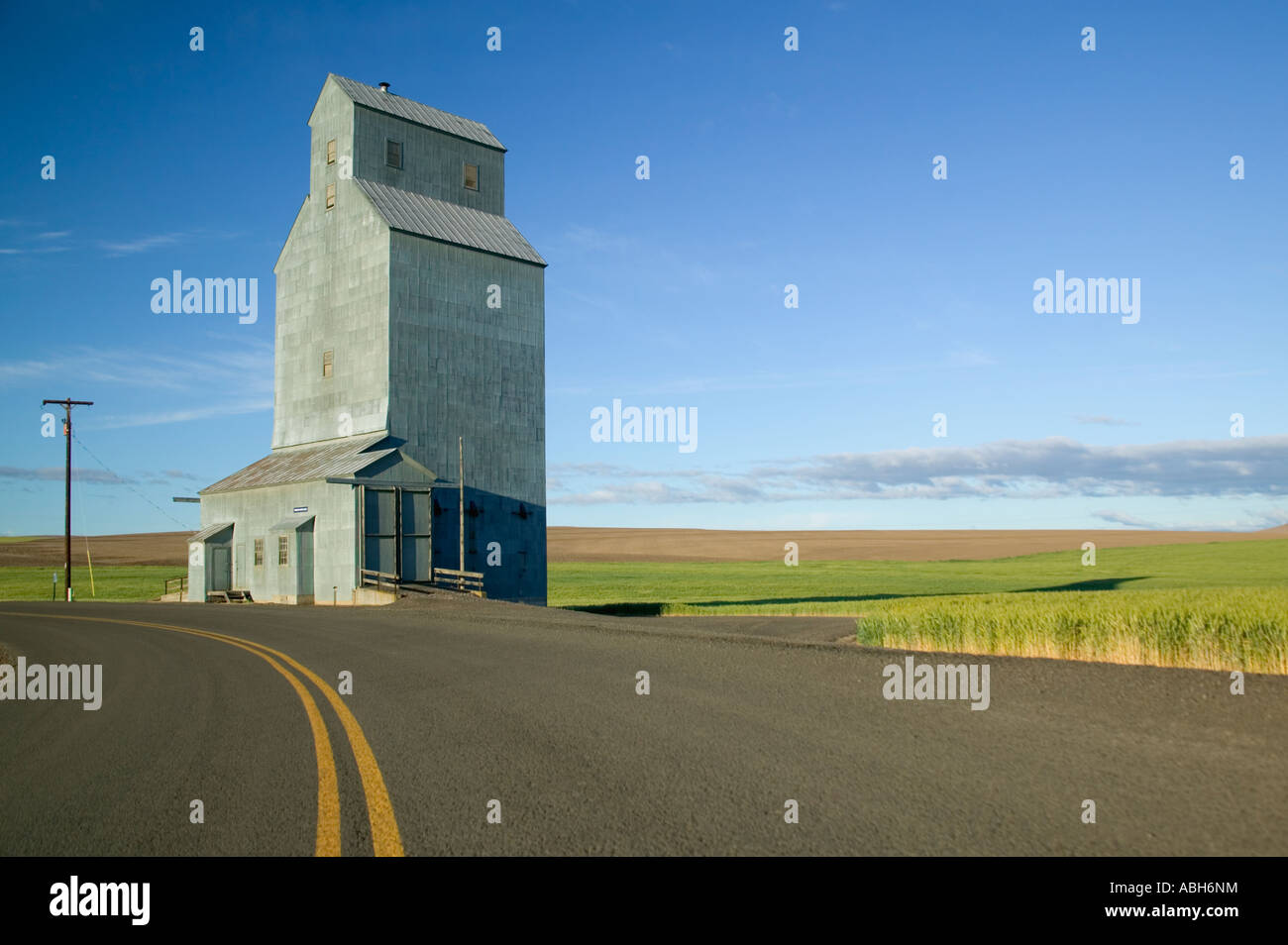 Ascensore per il deposito di grano, autostrada curva con centro orange line, Oregon Foto Stock