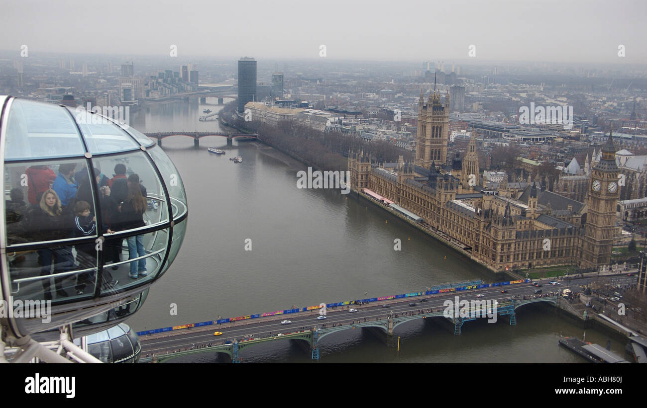 Birds Eye vista dal London Eye della sede del Parlamento e il Westminster Bridge cercando di West London Inghilterra England Foto Stock