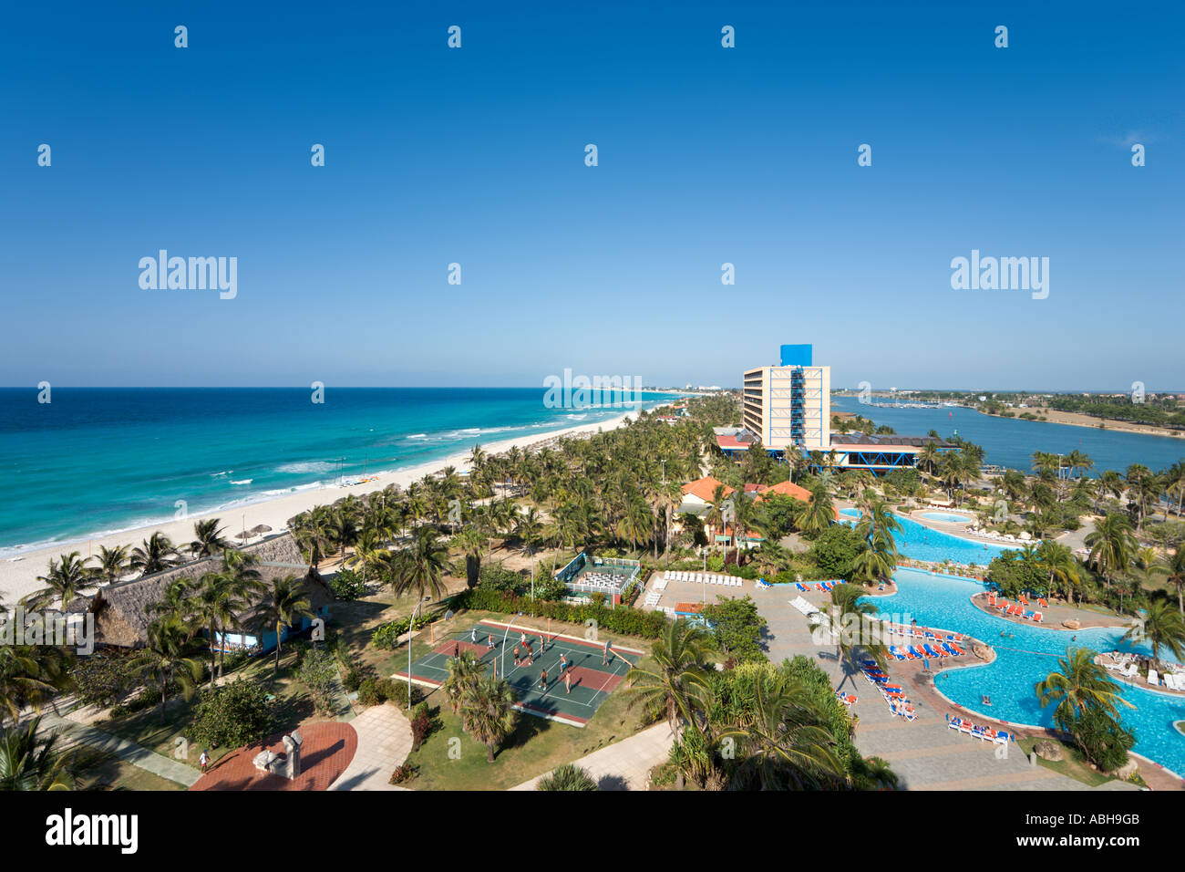 Vista della spiaggia guardando ad est dall'Hotel Gran Caribe Club Puntarenas all'estremità occidentale del resort di Varadero, Cuba Foto Stock