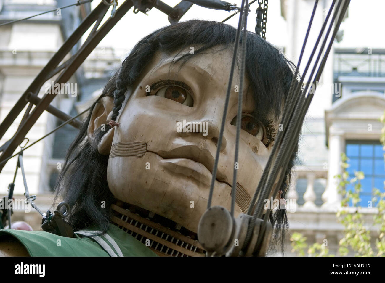 La Bambina - marionette meccaniche a piedi attraverso Londra come parte del Sultano di elefante street spettacolo teatrale. Londra, Inghilterra Foto Stock