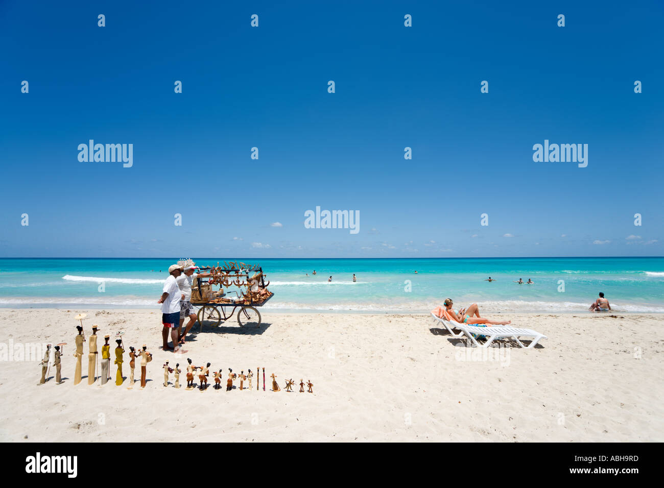 Commerciante di spiaggia sulla spiaggia nella zona di villeggiatura di Varadero, Cuba Foto Stock